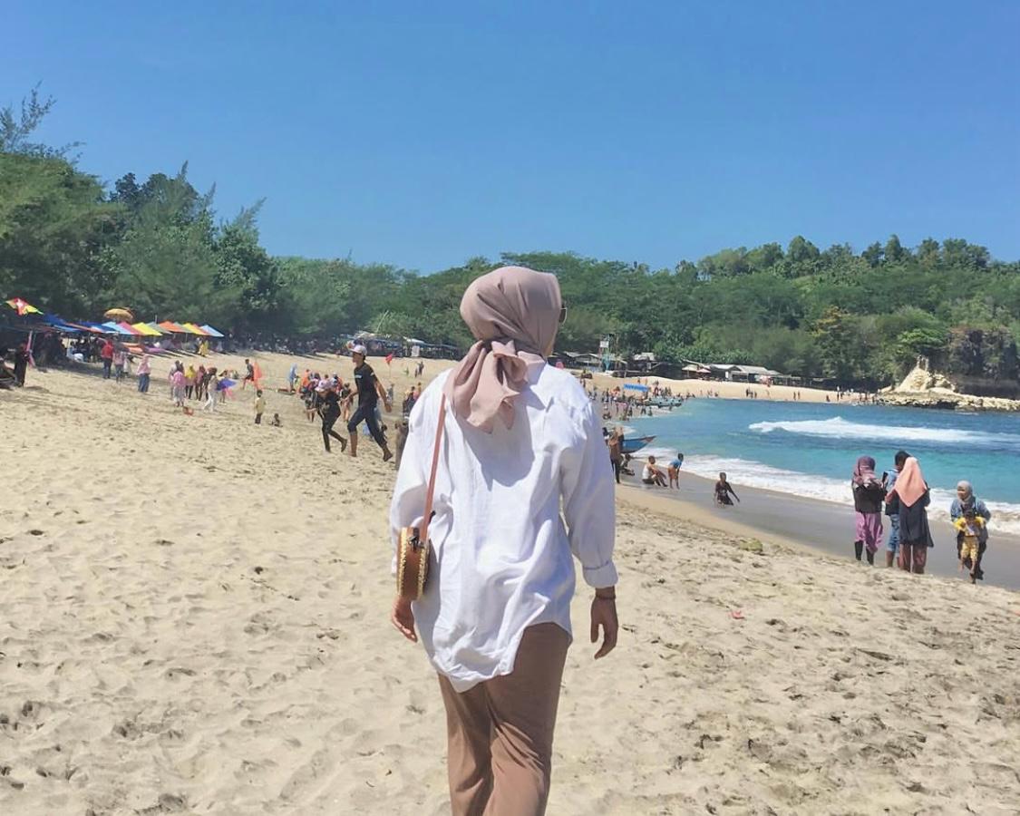 INDAH: Pantai Tambakrejo di Blitar adalah destinasi wisata yang wajib dikunjungi bagi pecinta pantai dan fotografi.