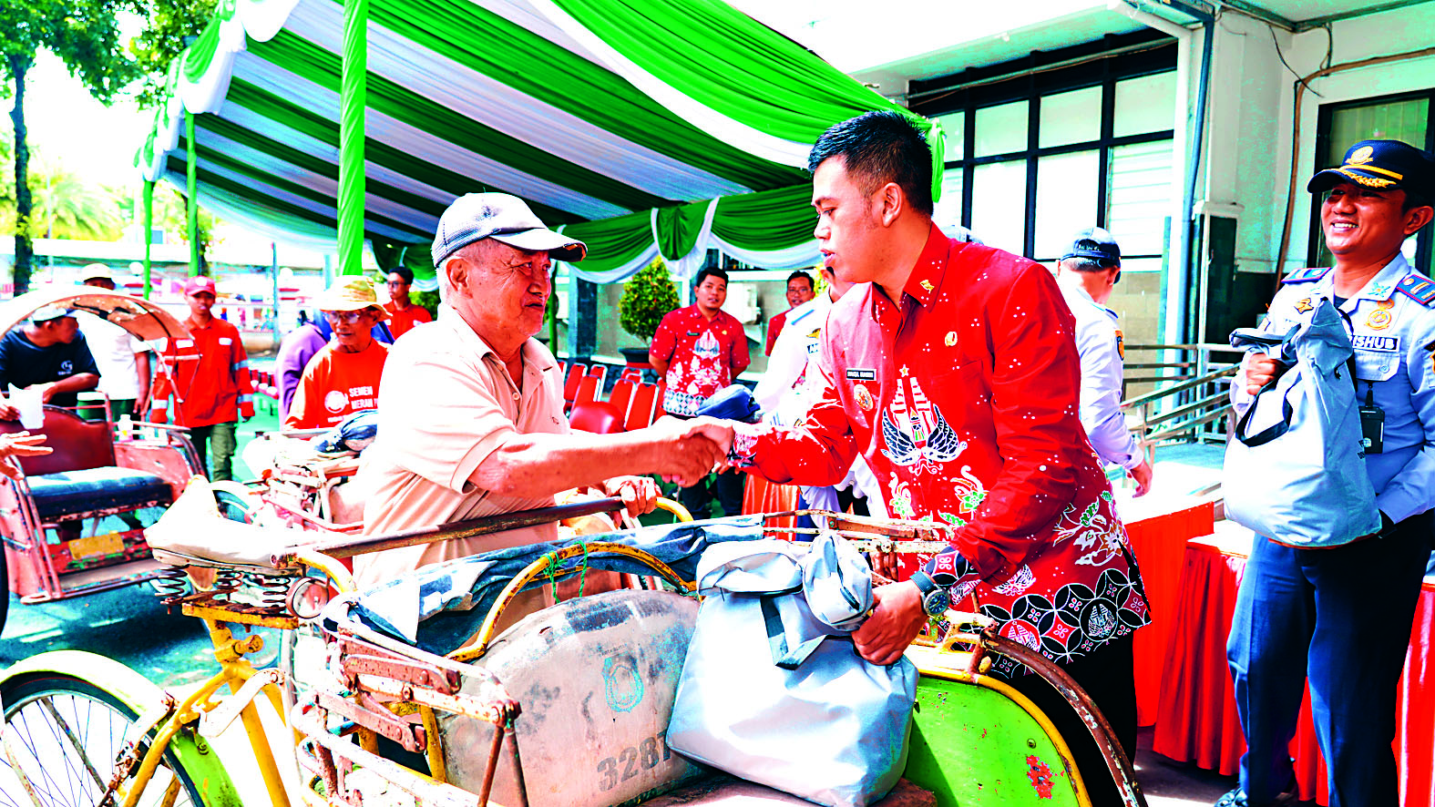 PEDULI: Wali Kota Blitar Mas Ibin membagikan bingkisan Lebaran kepada tukang becak di kantor Wali Kota Blitar, Kamis (20/3/2025).