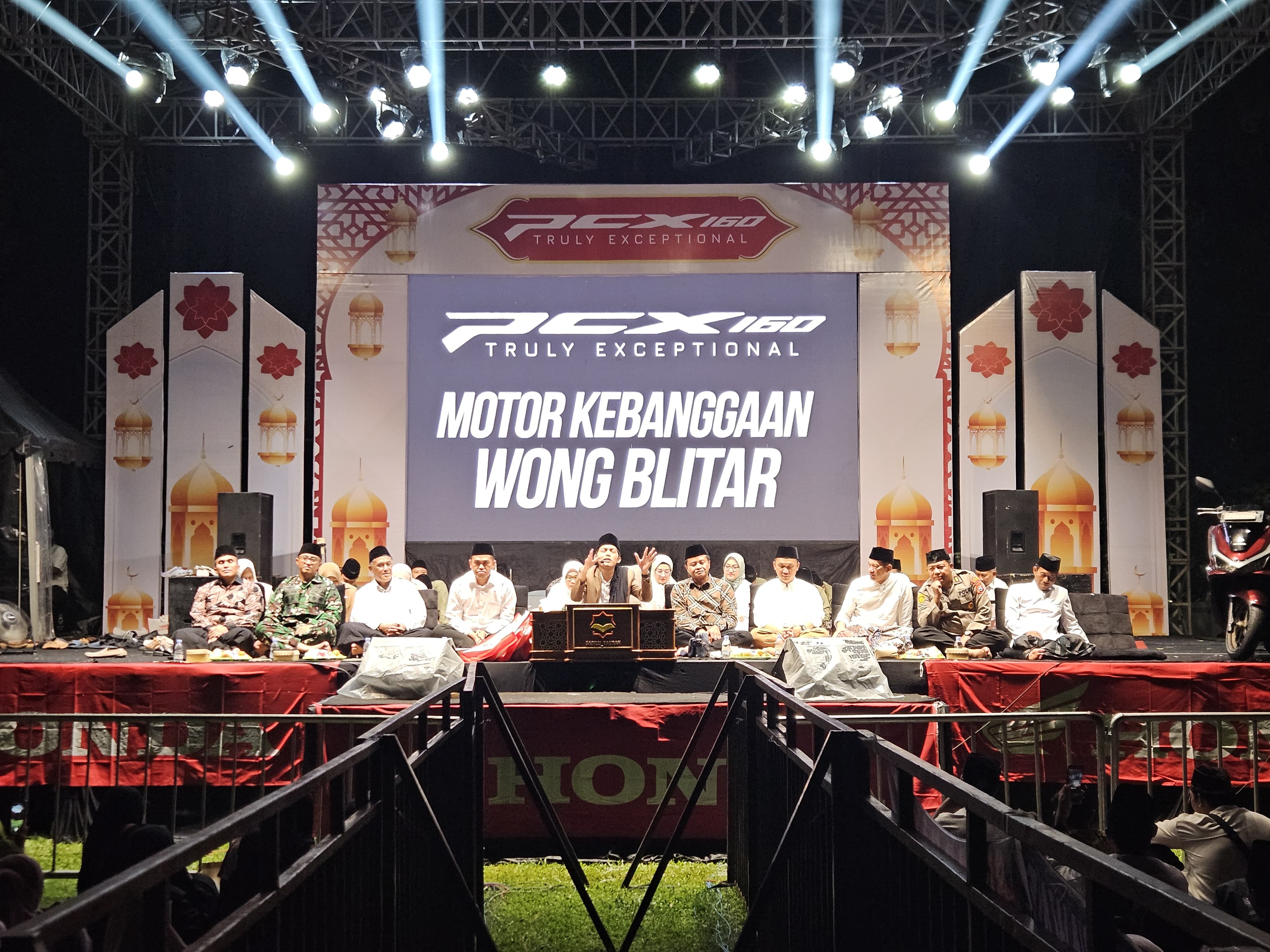 MERIAH: Gus Iqdam bersama Wali Kota Blitar Mas Ibin dan Wakil Bupati Blitar Kaji Beky saat menghadiri event Honda Safari Ramadan di Alun-Alun Kota Blitar, Rabu (19/3/2025).