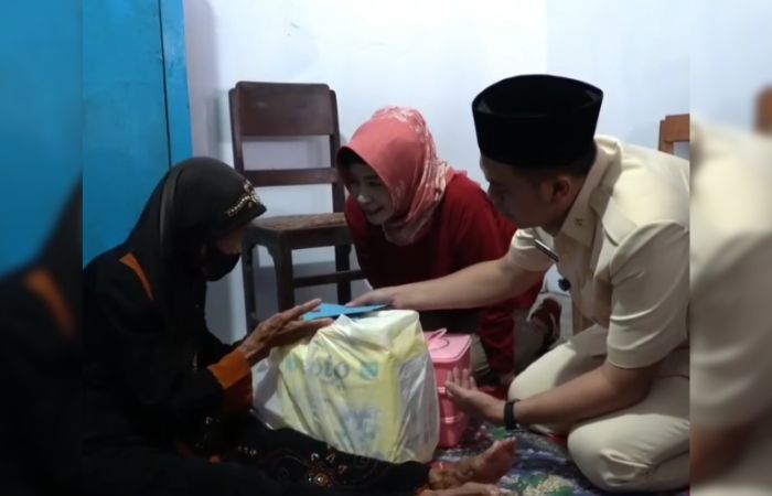 Wali Kota Ibin didampingi Kepala Dinsos Kota Blitar, Sad Sasmintarti memberikan Berkat SAE kepada lansia.