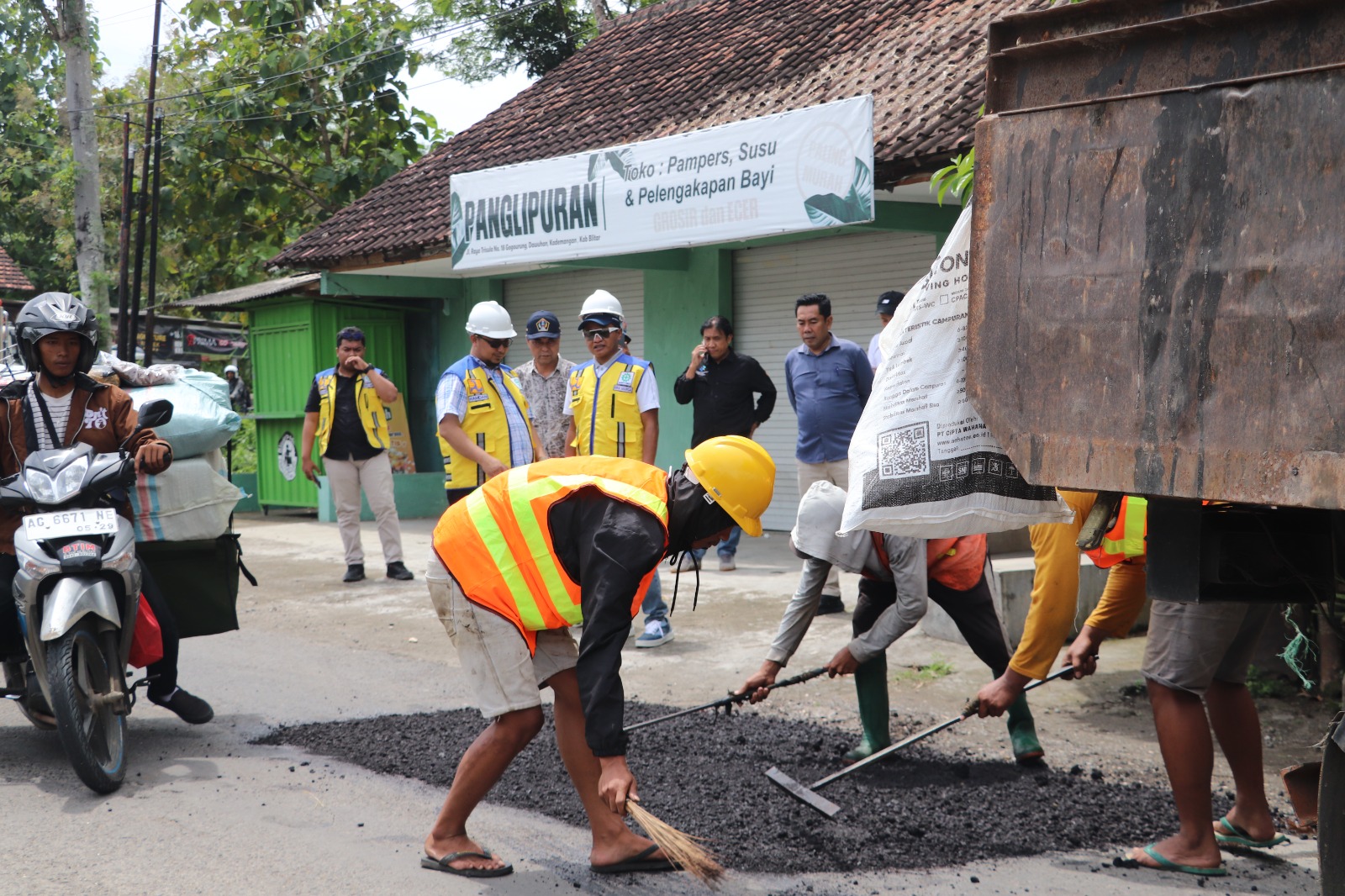 SIGAP : Wakil Bupati Blitar Beky Herdihansah meninjau perbaikan jalan di jalur mudik di Desa Dawuhan, Kecamatan Kademangan, Kabupaten Blitar, Minggu (23/3/2025).