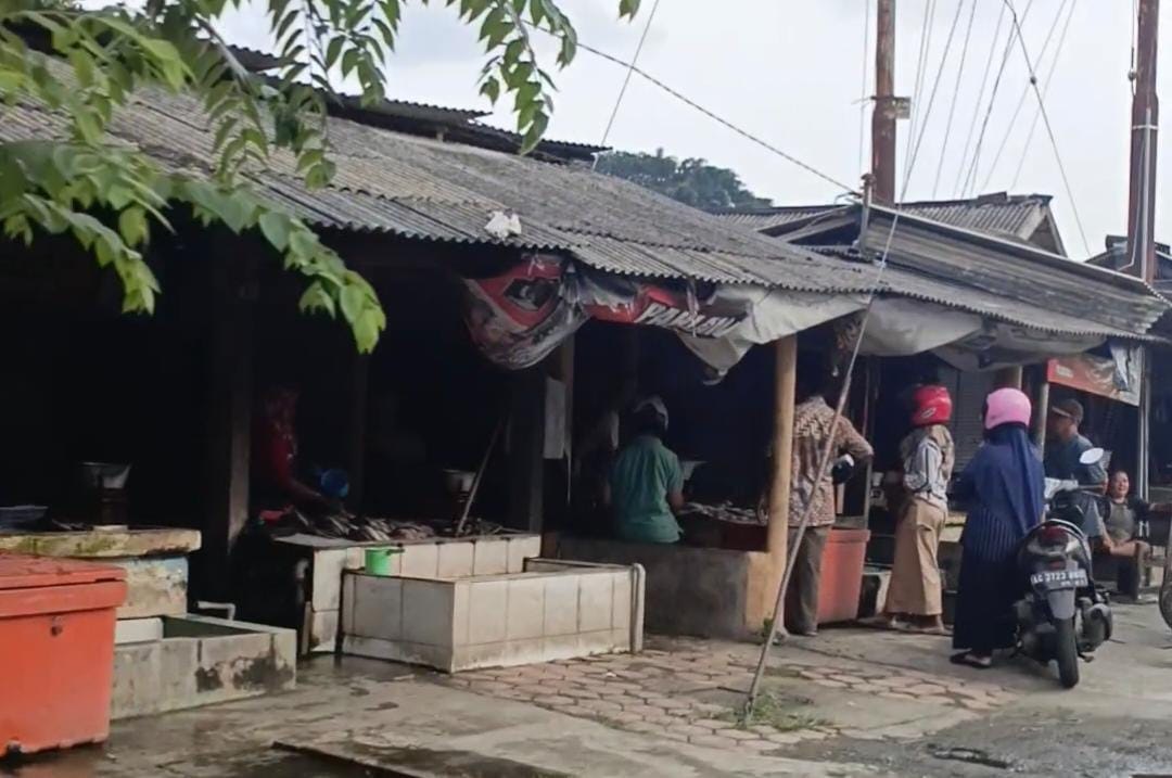 CARI IKAN SEGAR: Suasana aktivitas jual beli di Pasar Ikan Glondong, Kelurahan Satreyan, Kecamatan Kanigoro, Kabupaten Blitar.