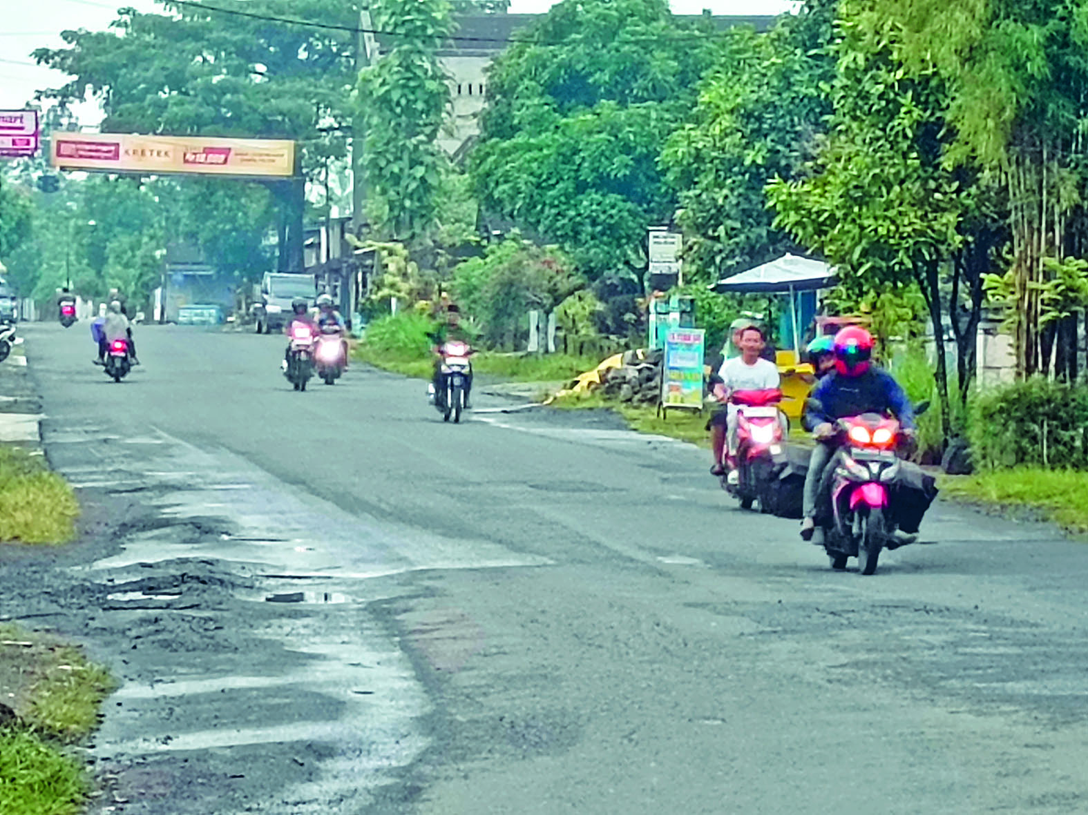 MASIH NORMAL: Pengendara melintas di Desa Siraman, Kecamatan Kesamben, pada Senin (24/3/2025).