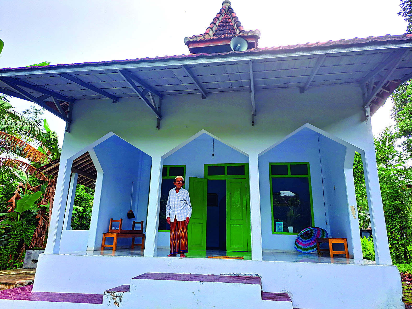 MASIH KOKOH: Kondisi bangunan musala yang belum tersentuh renovasi secara menyeluruh. Musala tetap difungsikan untuk salat berjemaah setiap hari.