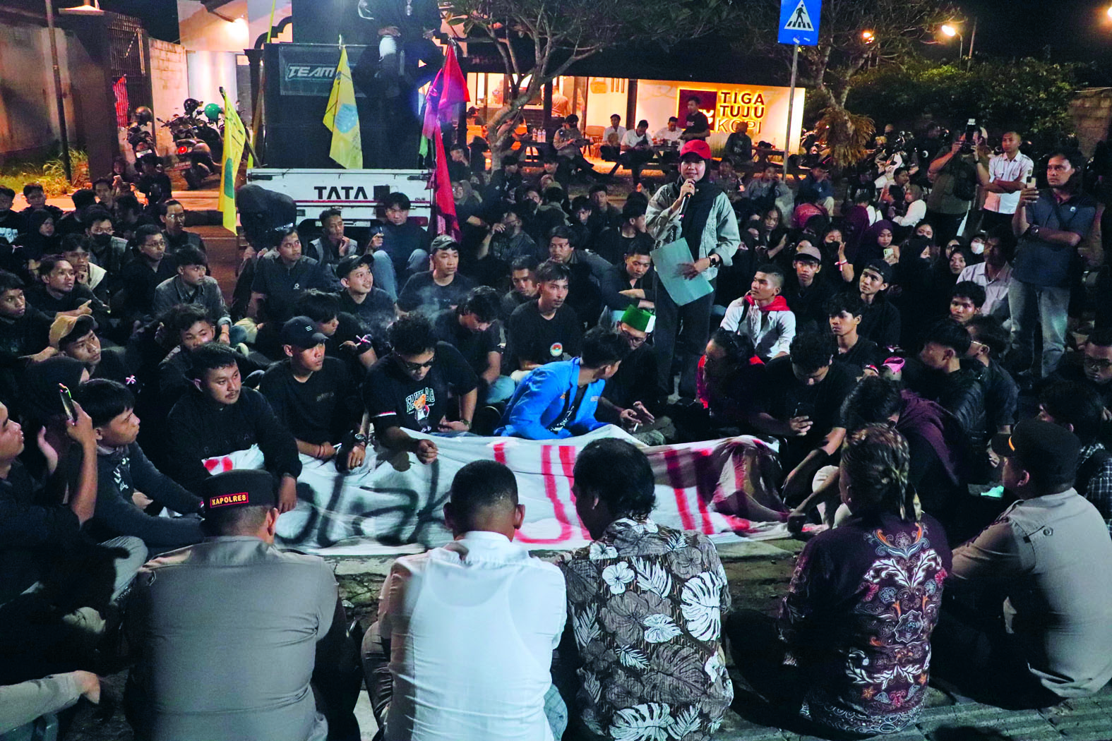 SAMPAIKAN ASPIRASI: Aliansi BEM Blitar Raya yang tergabung dalam Cipayung Plus menggelar aksi demonstrasi di depan Kantor DPRD Kabupaten Blitar, Senin (24/3/2025)
