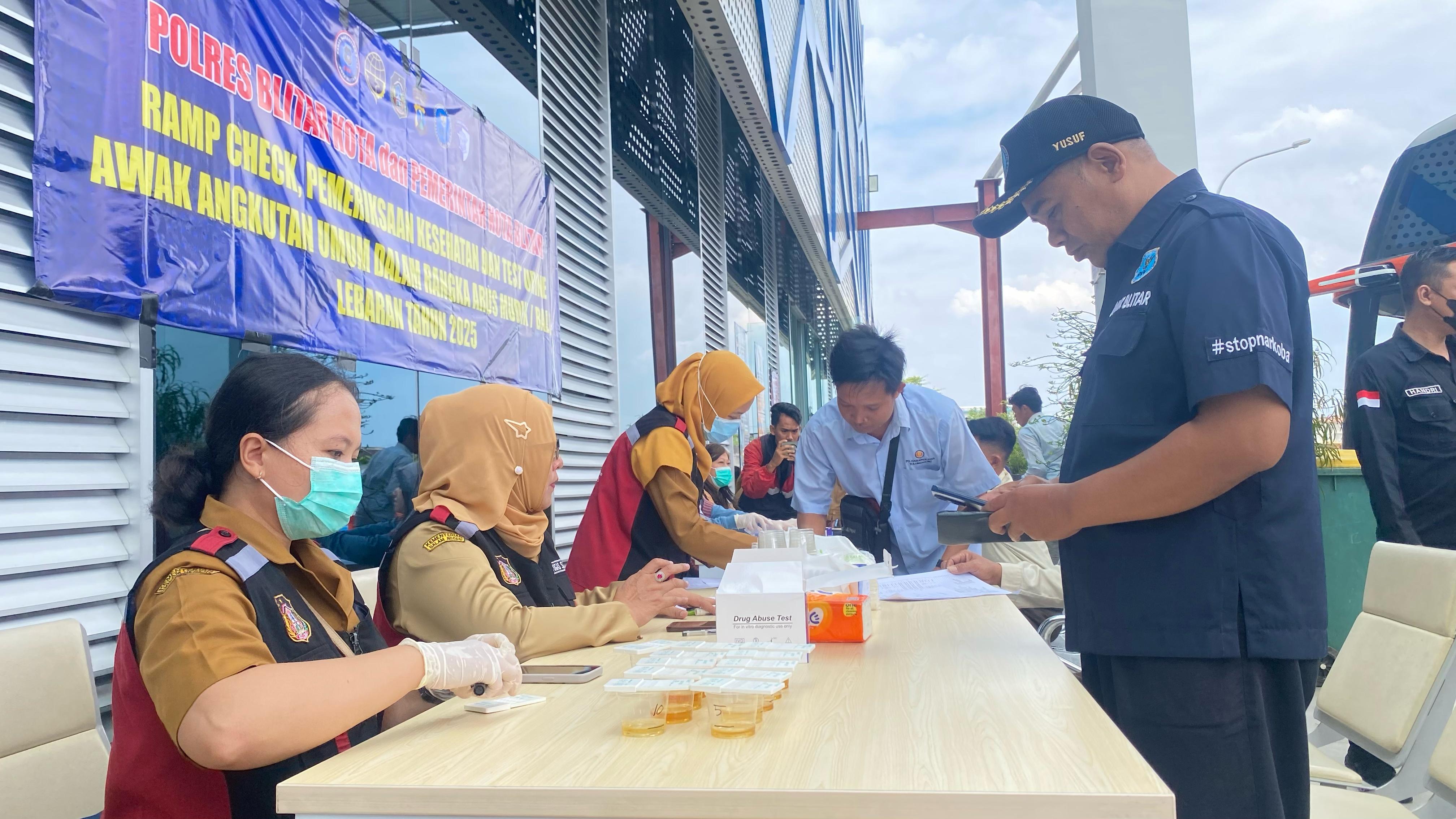 CEK KEAMANAN: Petugas mengambil sampel urin milik sopir mobil di Terminal Tipe A Patria Blitar, Senin (24/3/2025).