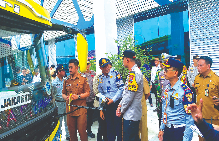 Petugas terminal dan dishub Kota Blitar mengecek kesiapan bus untuk angkutan Lebaran di Terminal Tipe A Patria Kota Blitar, Senin (24/3/2025).