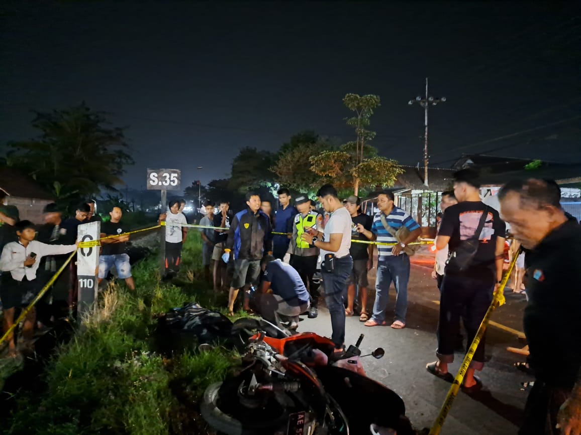 CARI BUKTI: Polisi melakukan olah tempat kejadian perkara (TKP) kasus kecelakaan di jalan raya Desa Pasirharjo, Kecamatan Talun, Blitar pada Selasa malam (25/3/2025).