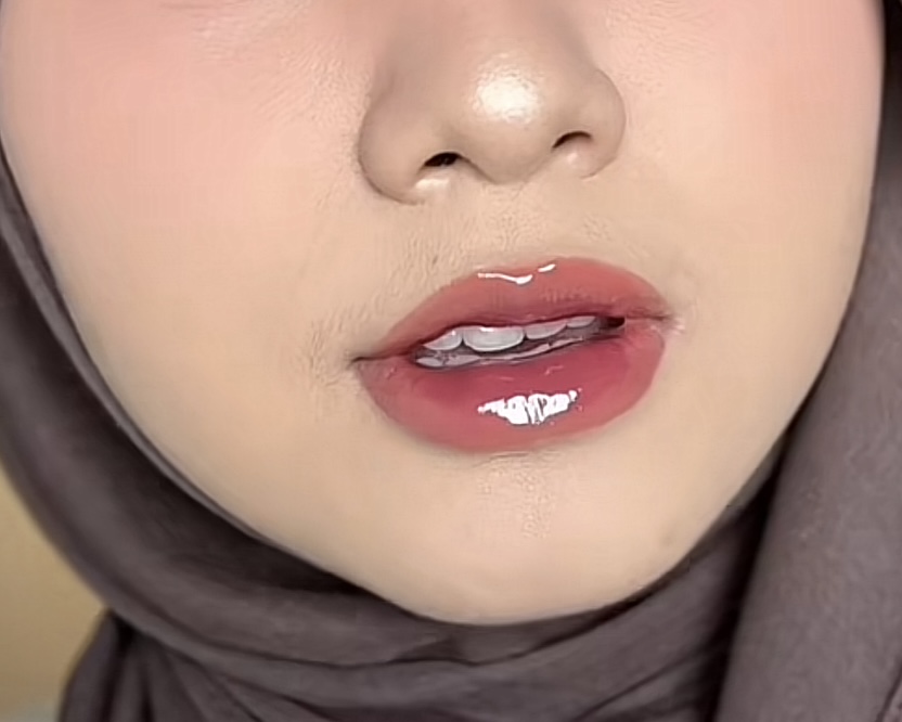 Tutorial Lip Gloss Segar ala TikTok: Tren Makeup Lebaran 2025 yang Wajib Dicoba