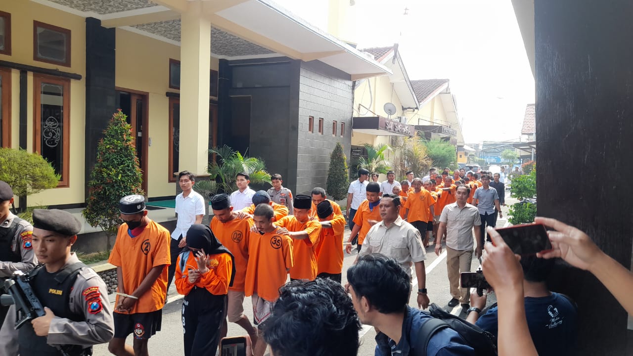 TEGAS: Para tersangka hasil operasi pekat Semeru 2025 digiring menuju ruang rilis di Polres Blitar Kota, Selasa (25/3/2025).