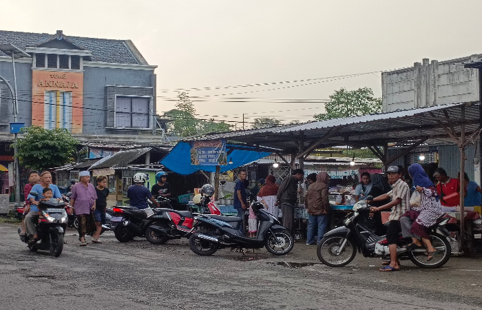 RAMAI: Kawasan Pasar Desa Banggle, Kecamatan Kanigoro, menjadi salah satu pusat keramaian masyarakat.