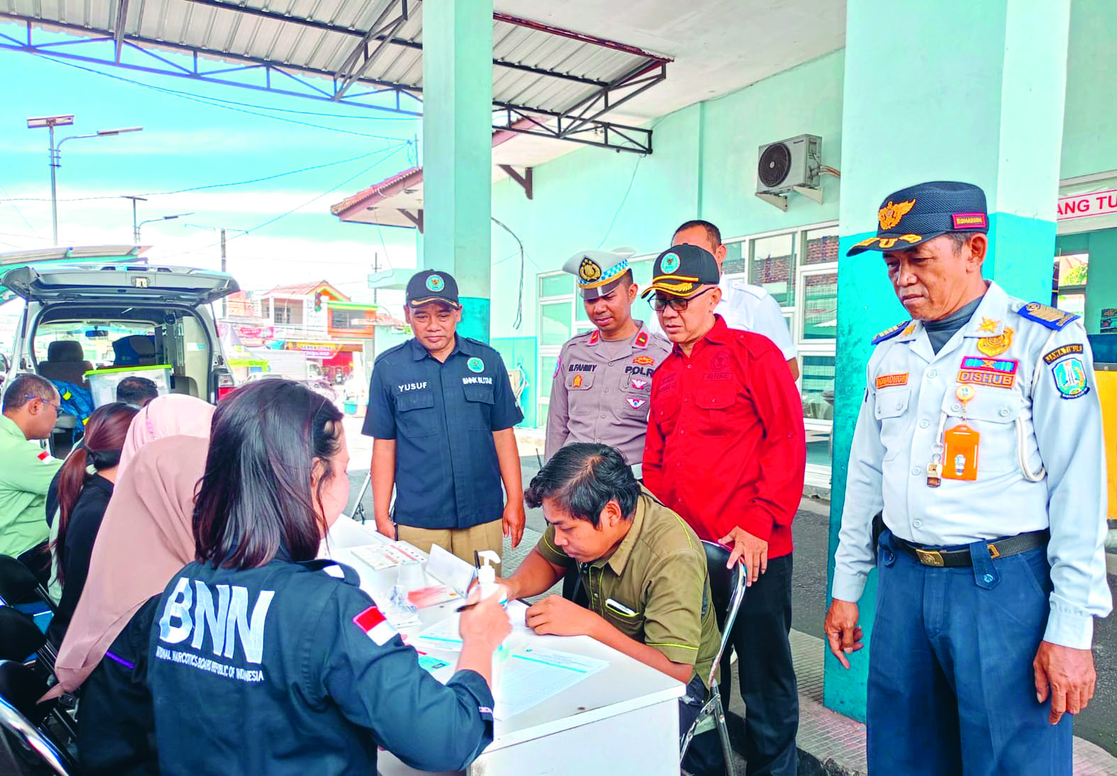BEBAS NARKOTIKA: Belasan awak bus antarkota dalam provinsi (AKDP) melakukan tes urine menjelang Hari Raya Idul Fitri, pada Selasa (25/3).