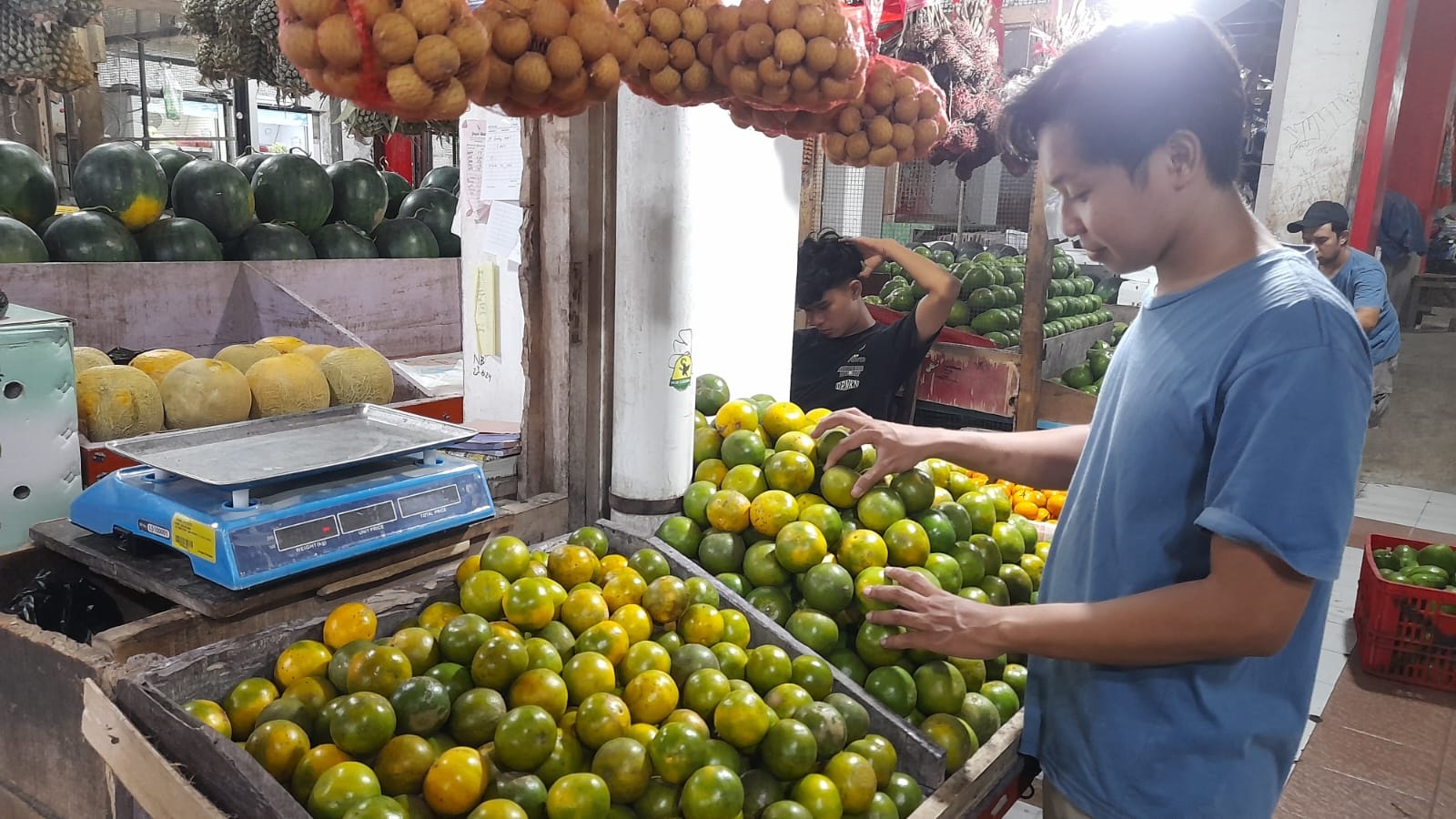 Harga buah-buahan di beberapa pasar tradisional terpantau mengalami kenaikan signifikan jelang Idul Fitri ini