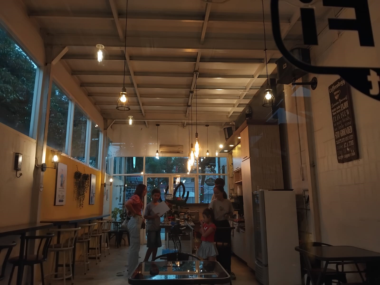 NYAMAN: Beberapa penunjung menikmati suasana menjelang buka puasa di FX Labs Kafe.