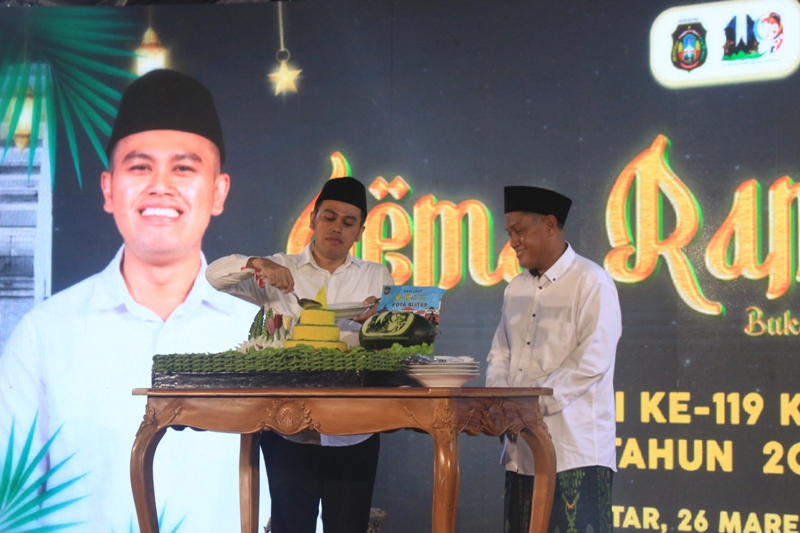 MAKIN SEJAHTERA: Wali Kota Blitar Mas Ibin memotong tumpeng tasyakuran Hari Jadi Ke-119 Kota Blitar, Rabu(26/3/2025). Lalu, menyerahkan bingkisan kepada guru ngaji dan guru minggu.