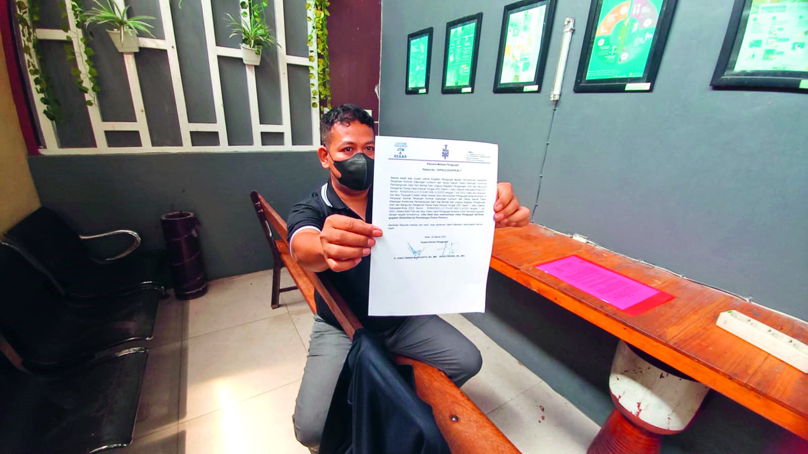 AGAR TERANG: Kuasa hukum MB, Hendi Priono, menunjukkan dokumen gugatan yang diberikan kepada PN Blitar.