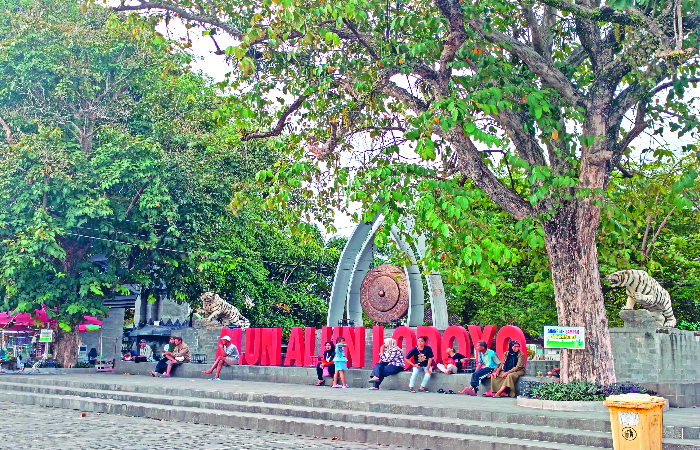SUTOJAYAN, Radar Penataran - Kawasan Alun-Alun Lodoyo menjadi salah satu pusat aktivitas masyarakat di Blitar Selatan.