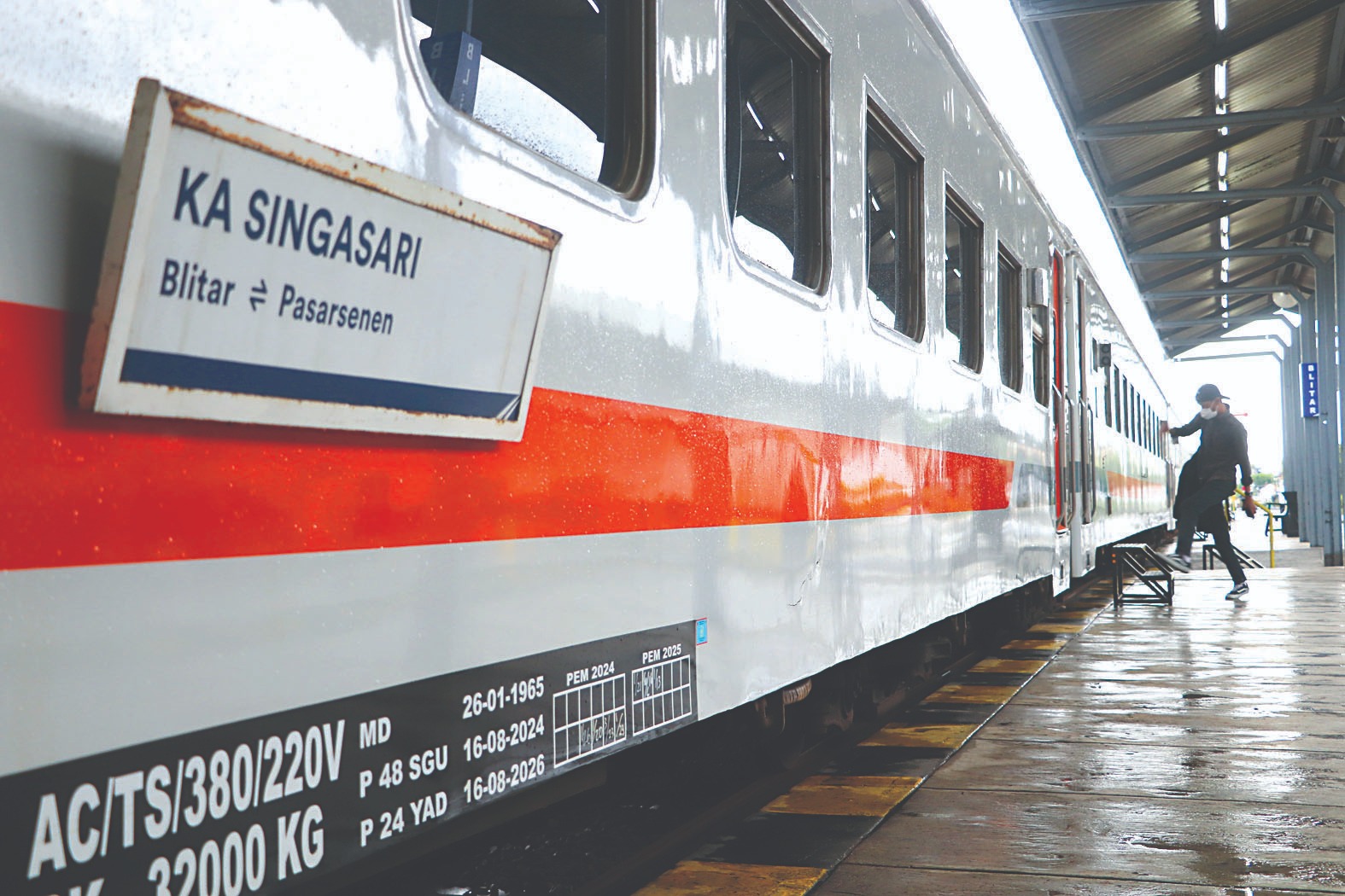 ANGKUTAN FAVORIT: KA Kahuripan menjadi salah satu KA jarak jauh yang melayani penumpang berangkat dan turun di Stasiun Blitar.