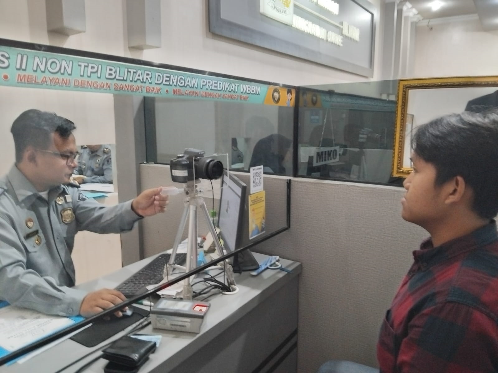 TERTIB: Personel Kantor Imigrasi Kelas II Non TPI Blitar sedang memberikan layanan  keimigrasian.
