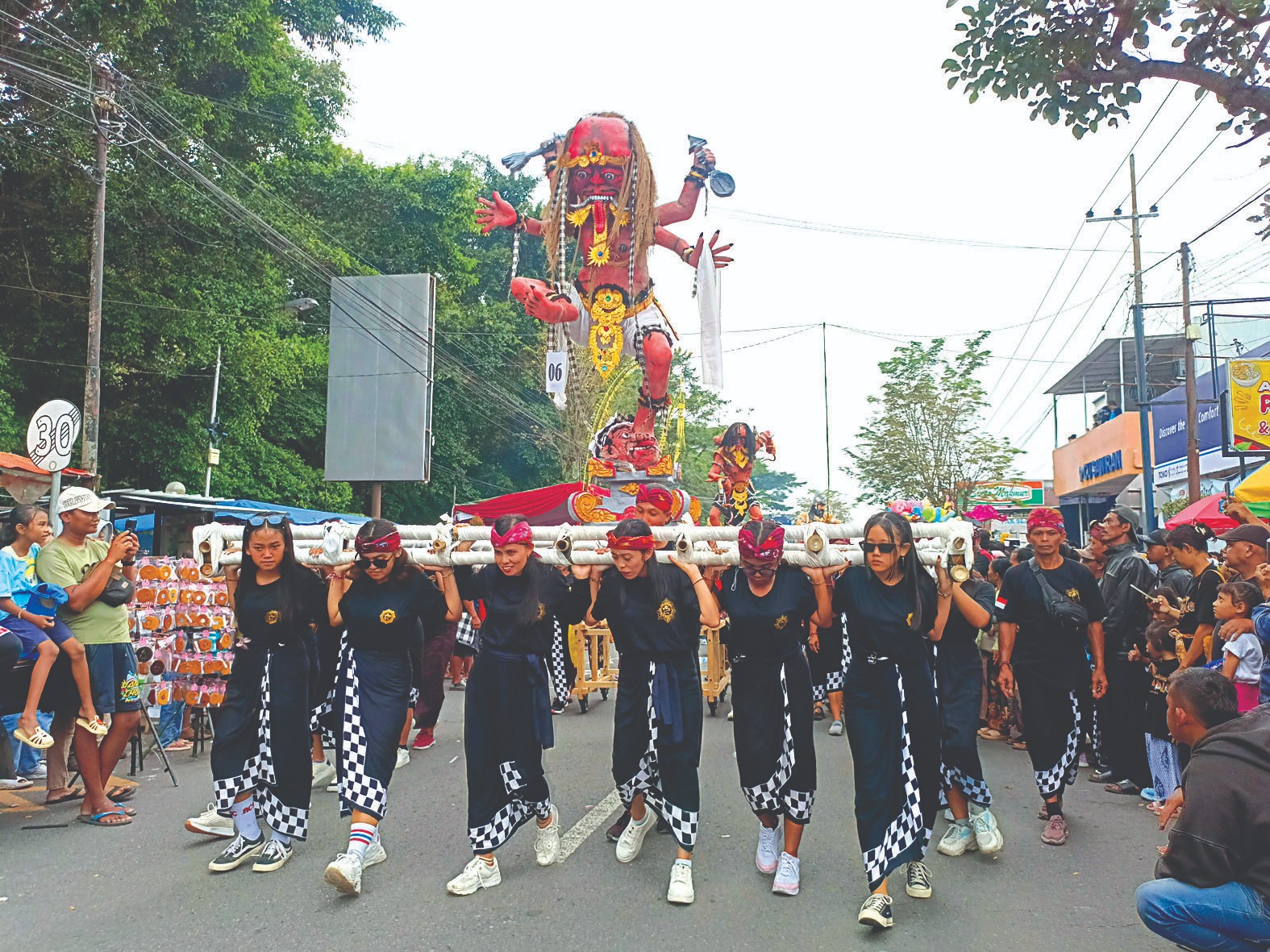 SAKRAL: Prosesi pawai ogoh-ogoh peserta dari Desa Tegalasri, Kecamatan Wlingi, di kawasan RTH Wlingi, pada Jumat (28/3/2025).