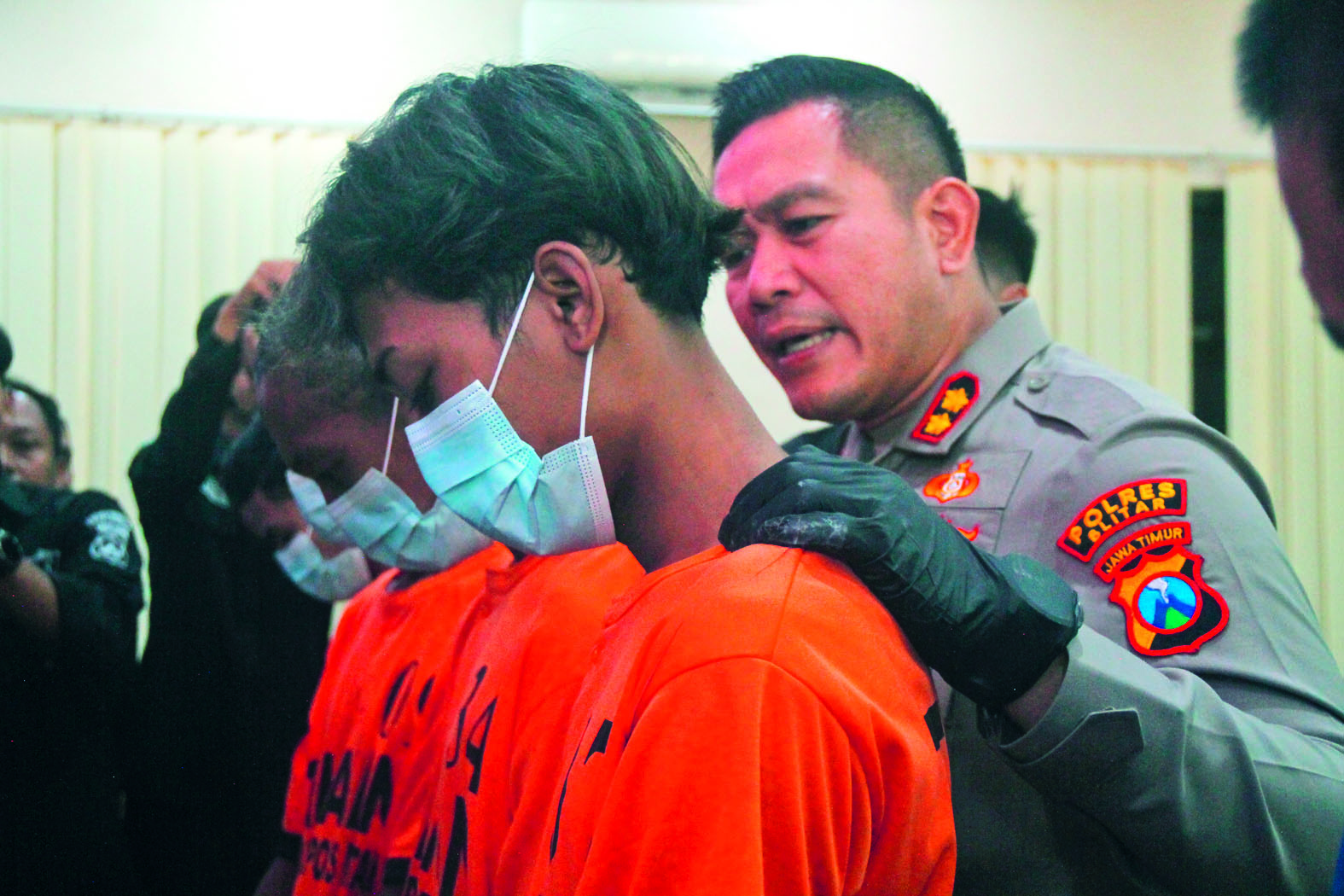 TEGAS: Kapolres Blitar AKBP Arif Fazlurrahman saat menginterogasi para pelaku pengeroyokan.