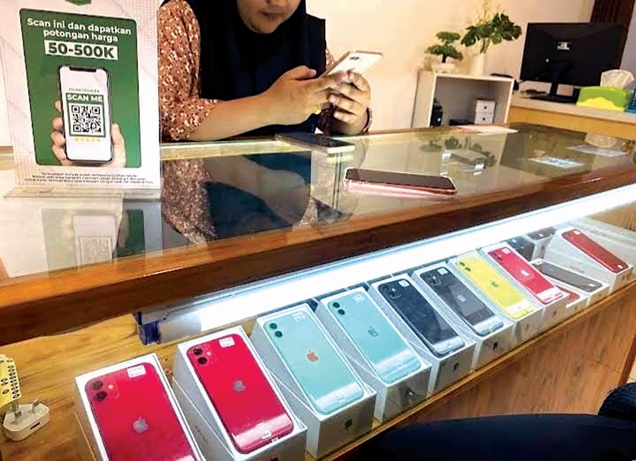 JADI TREN: Menjelang Lebaran jumlah penyewa Iphone di Blitar meningkat sekitar 50 persen.
