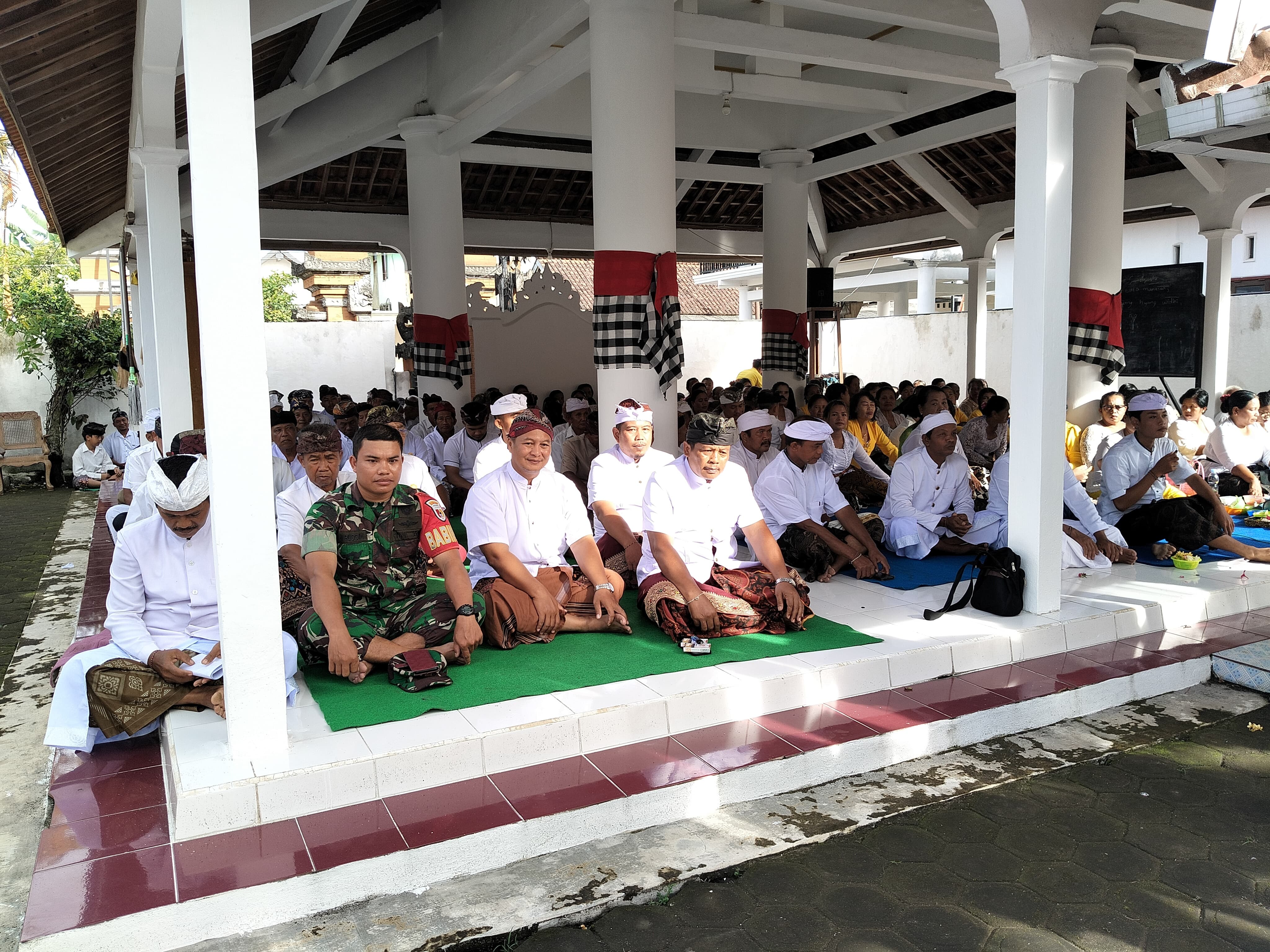 JAGA TOLERANSI: Umat Hindu di Desa Pasirharjo, Kecamatan Talun, Kabupaten Blitar menggelar ibadah ngembak geni usai pelaksaan tapa brata, Minggu (30/3/2025).