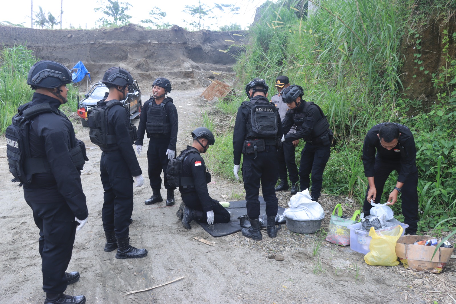BERISIKO: Gegana Brimob Polda Jatim memusnahkan puluhan kilogram bubuk mesiu untuk mercon rakitan hasil ops pekat Semeru 2025 di Blitar, Minggu (30/3/2025).