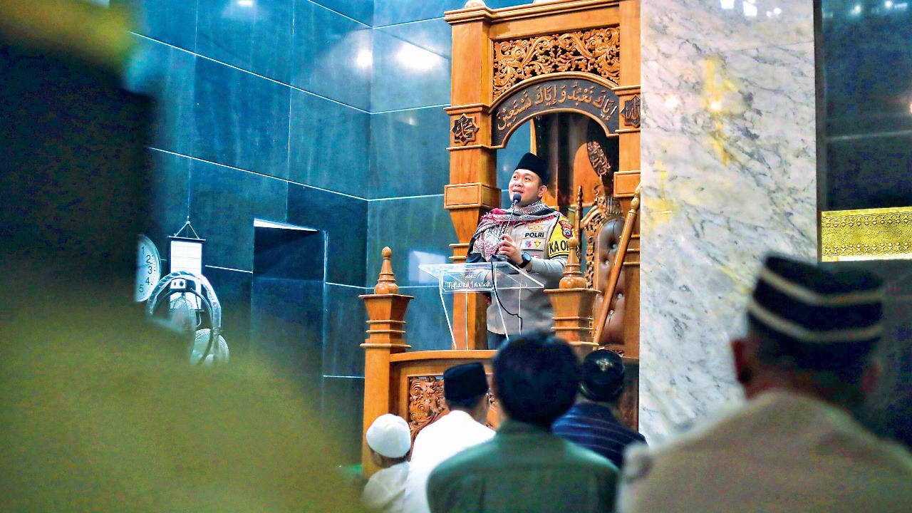 HUMANIS: AKBP Arif Fazlurrahman, SIK, M.Si saat menjadi khatib salat Tarawih.