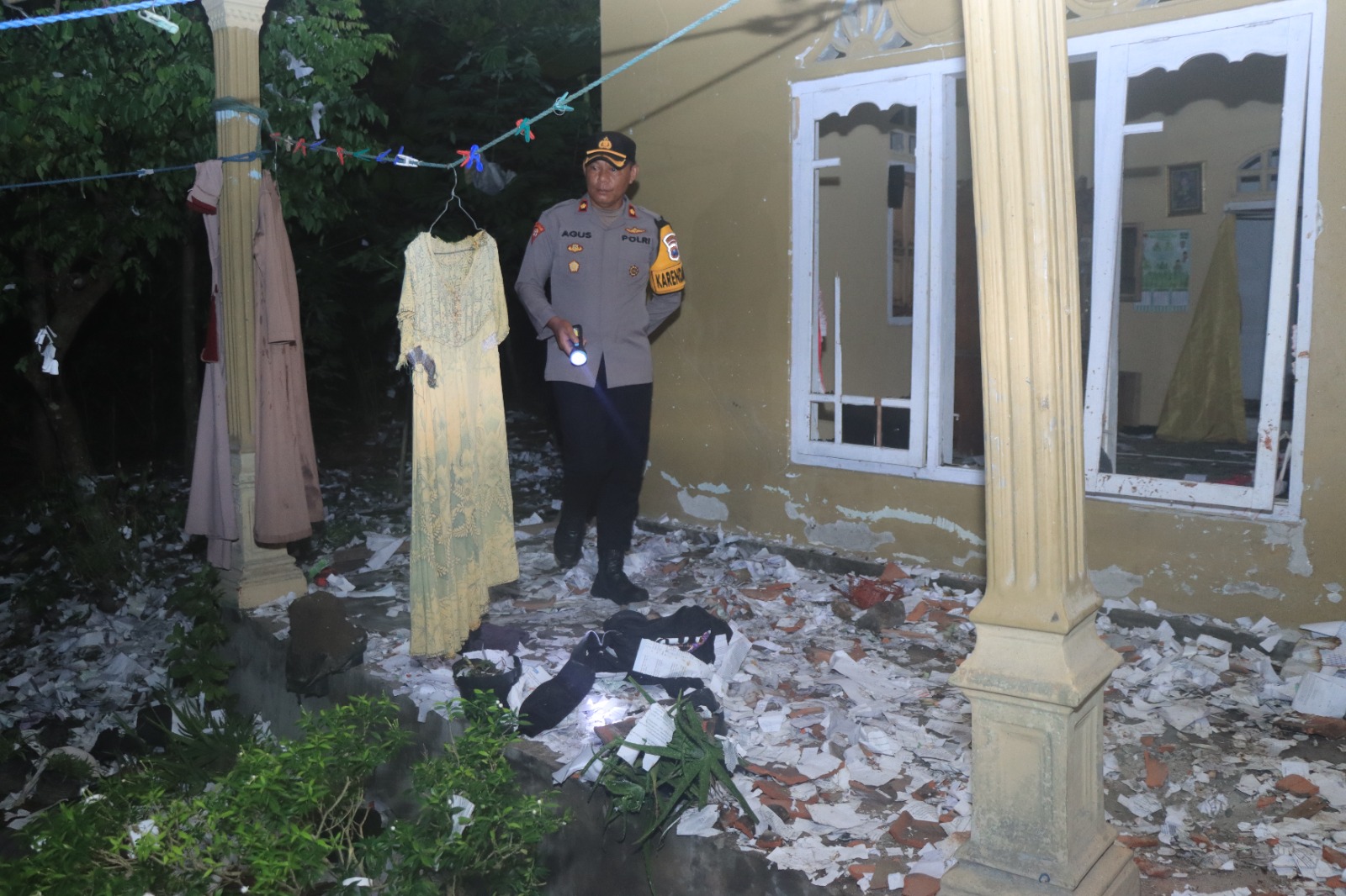 HANCUR: Polres Blitar Kota melakukan olah TKP di lokasi ledakan di rumah warga Desa Sidorejo, Kecamatan Ponggok, Kabupaten Blitar, Senin (31/3/2025).
