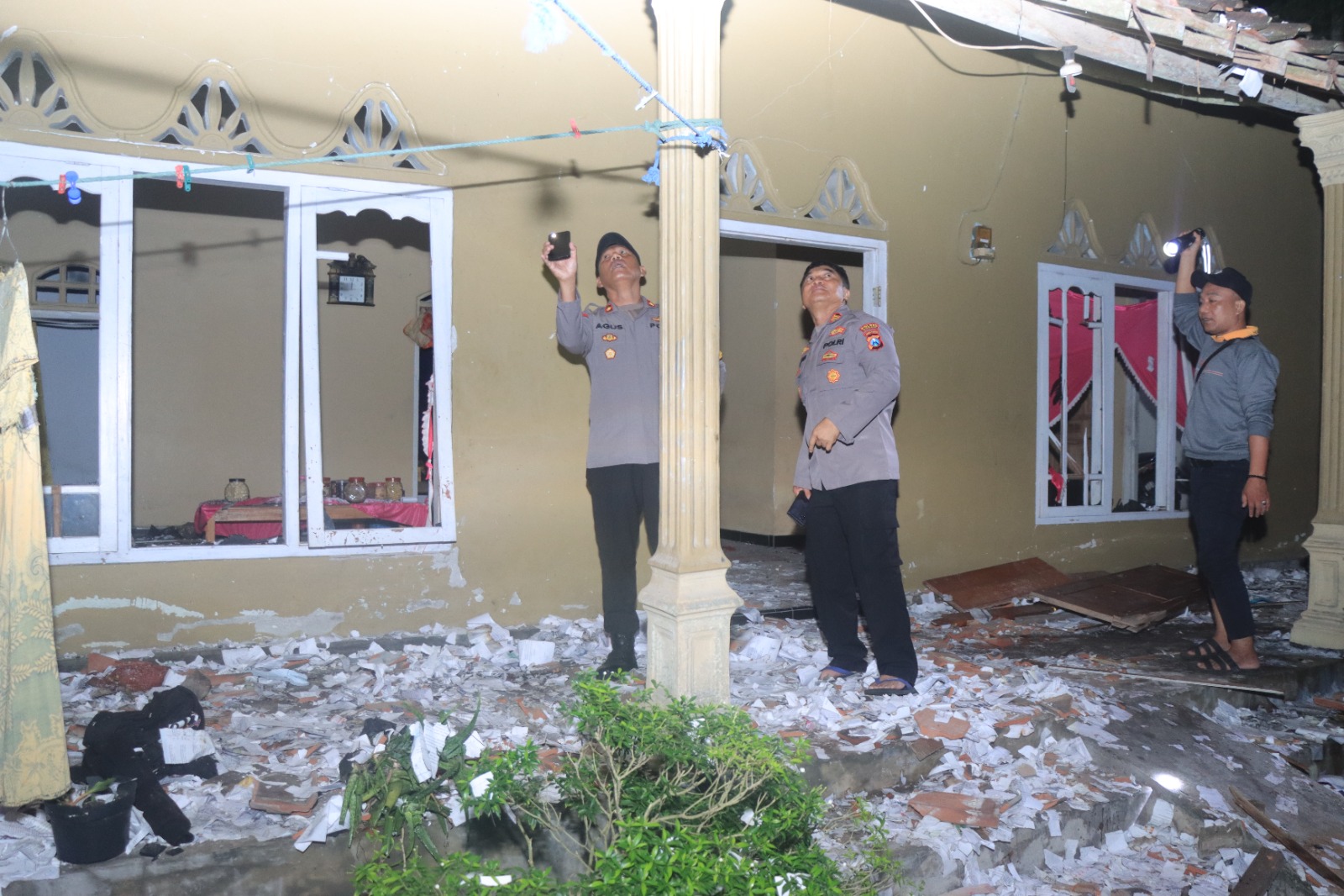 BAHAYA: Polisi melakukan olah TKP di rumah yang hancur karena ledakan mercon rakitan di Dusun Kakahrejo, Desa Sidorejo, Kecamatan Ponggok, Kabupaten Blitar, Minggu (30/3/2025).