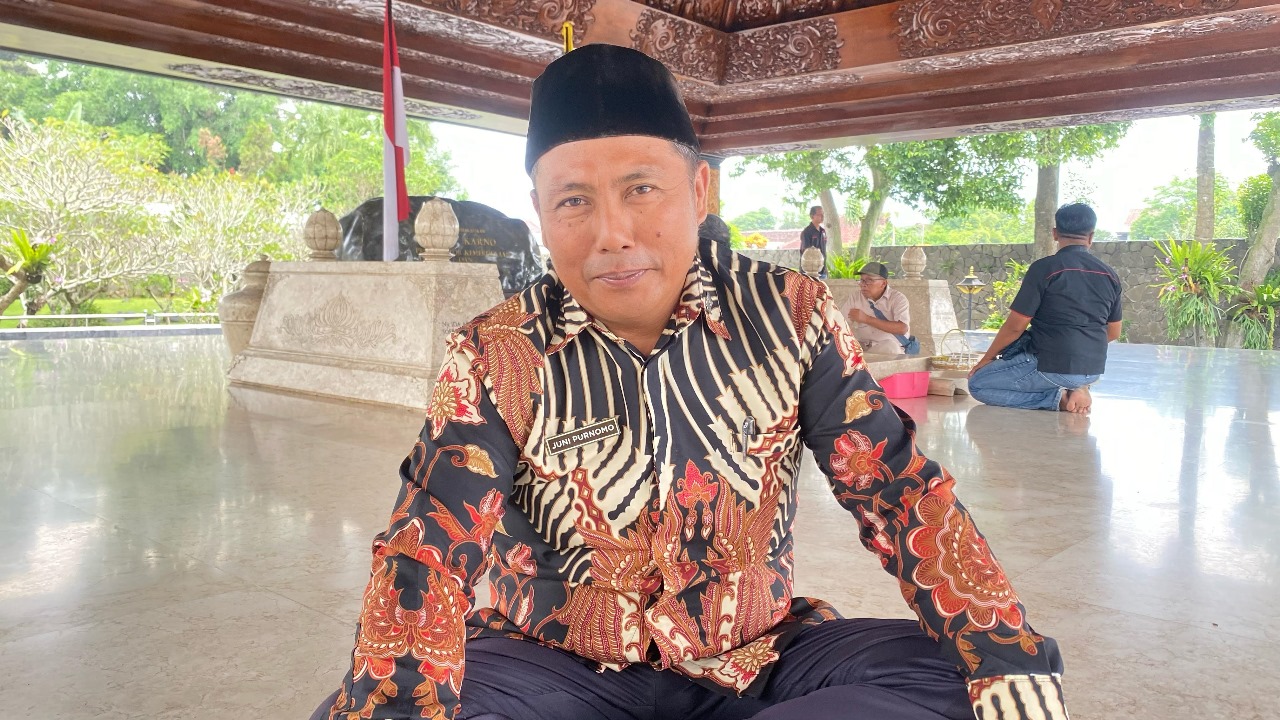 AMANAH: Juni Purnomo, juru kunci Makam Bung Karno di Blitar.