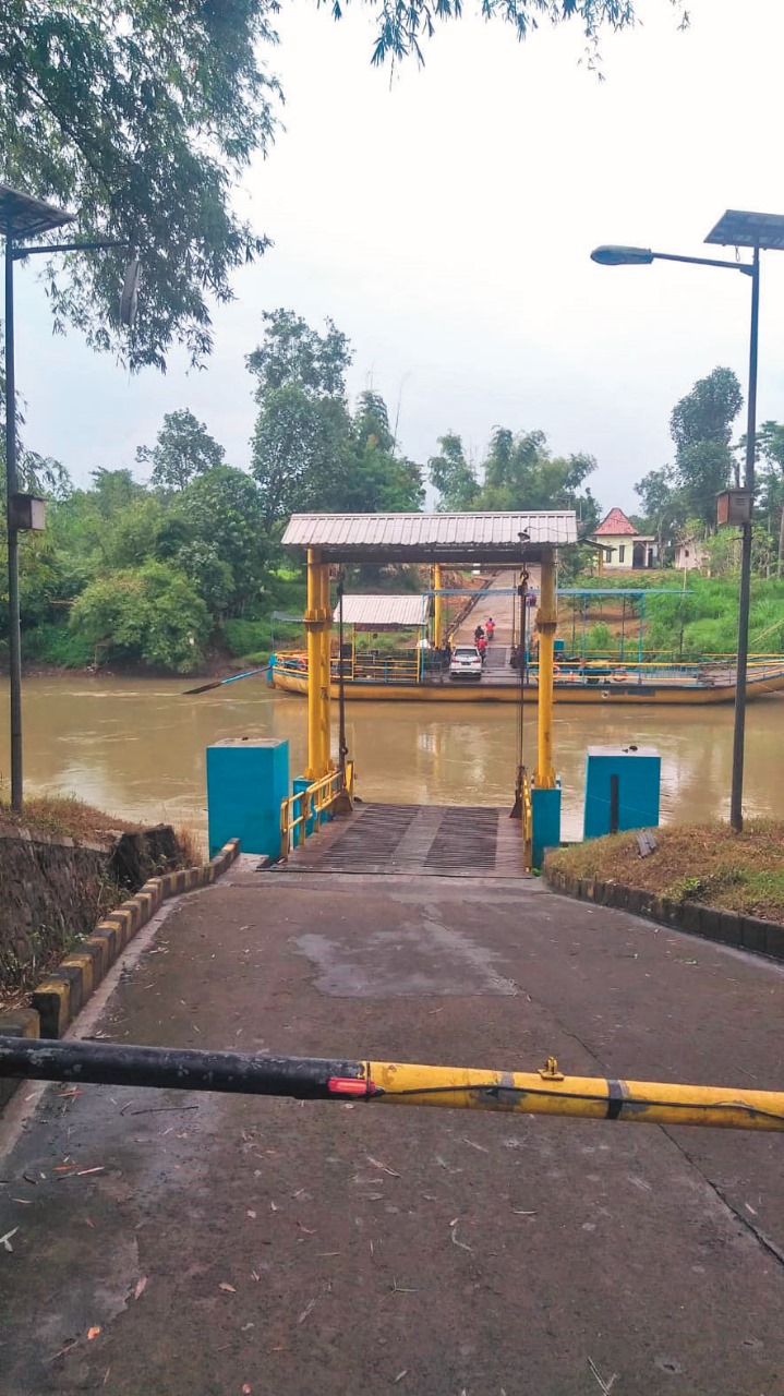 CEPAT: Salah satu titik penyeberangan Sungai Brantas di Desa Purwokerto, Kecamatan Srengat, Kabupaten Blitar.