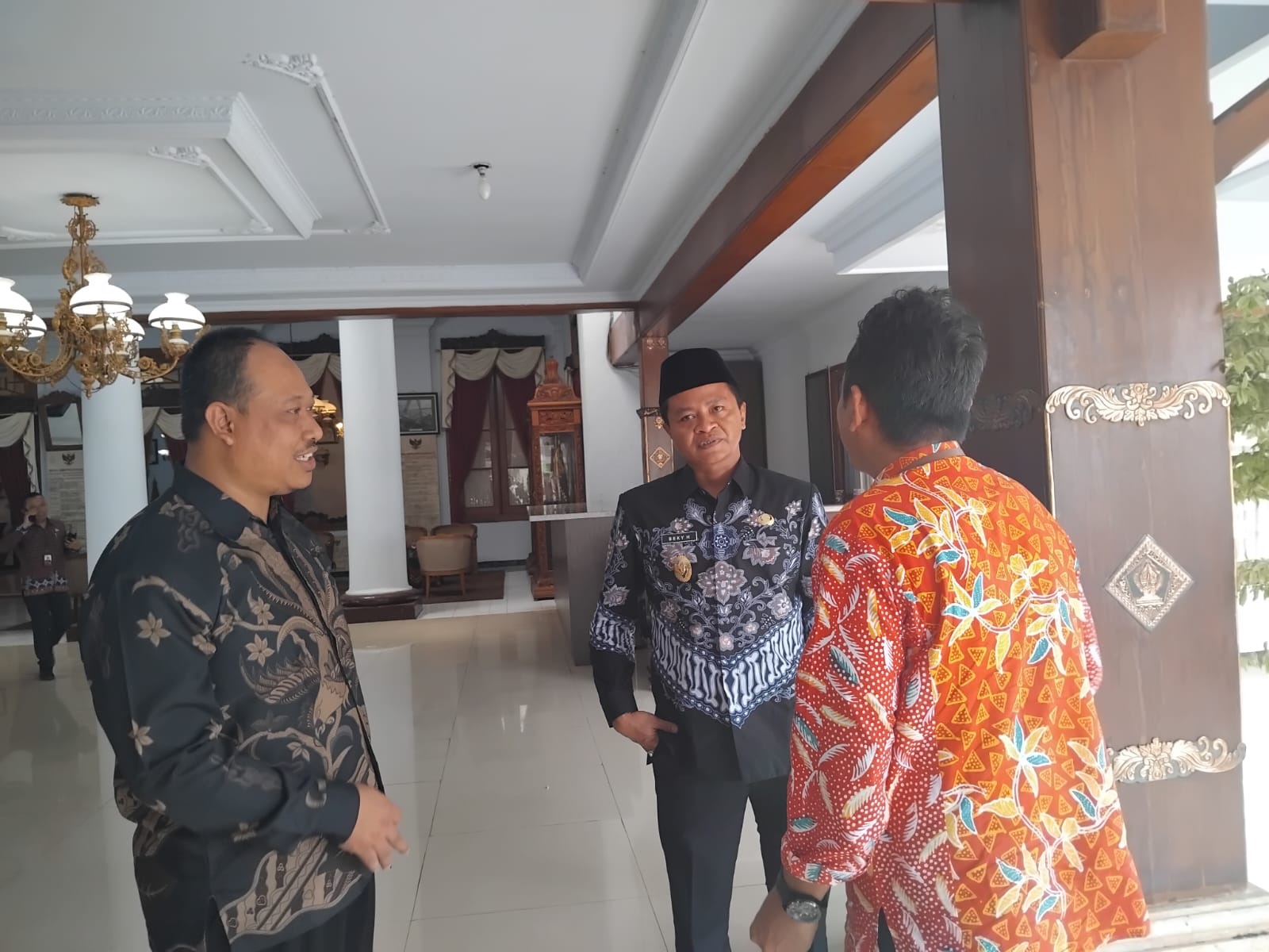 MELAYANI: Wakil Bupati Blitar, Beky Herdihansah saat berbincang dengan anak buahnya di pendopo Ronggo Hadi Negoro.