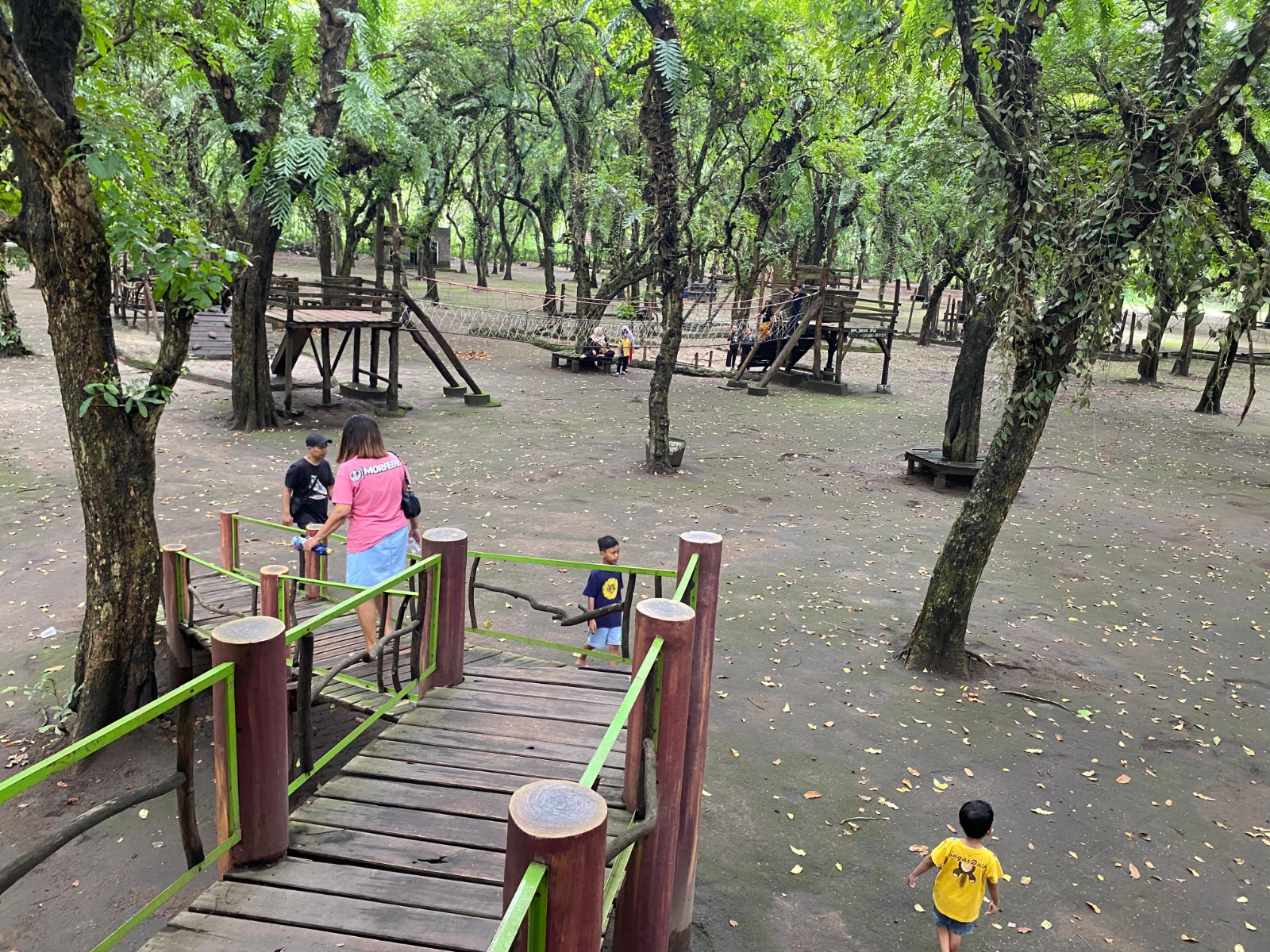 JAGALAH KEBERSIHAN: Wisatawan berkunjung di Kesambi Trees Park di Kecamatan Ponggok, Kabupaten Blitar. Pengunjung diimbau untuk selalu menjaga kebersihan selama libur Lebaran.