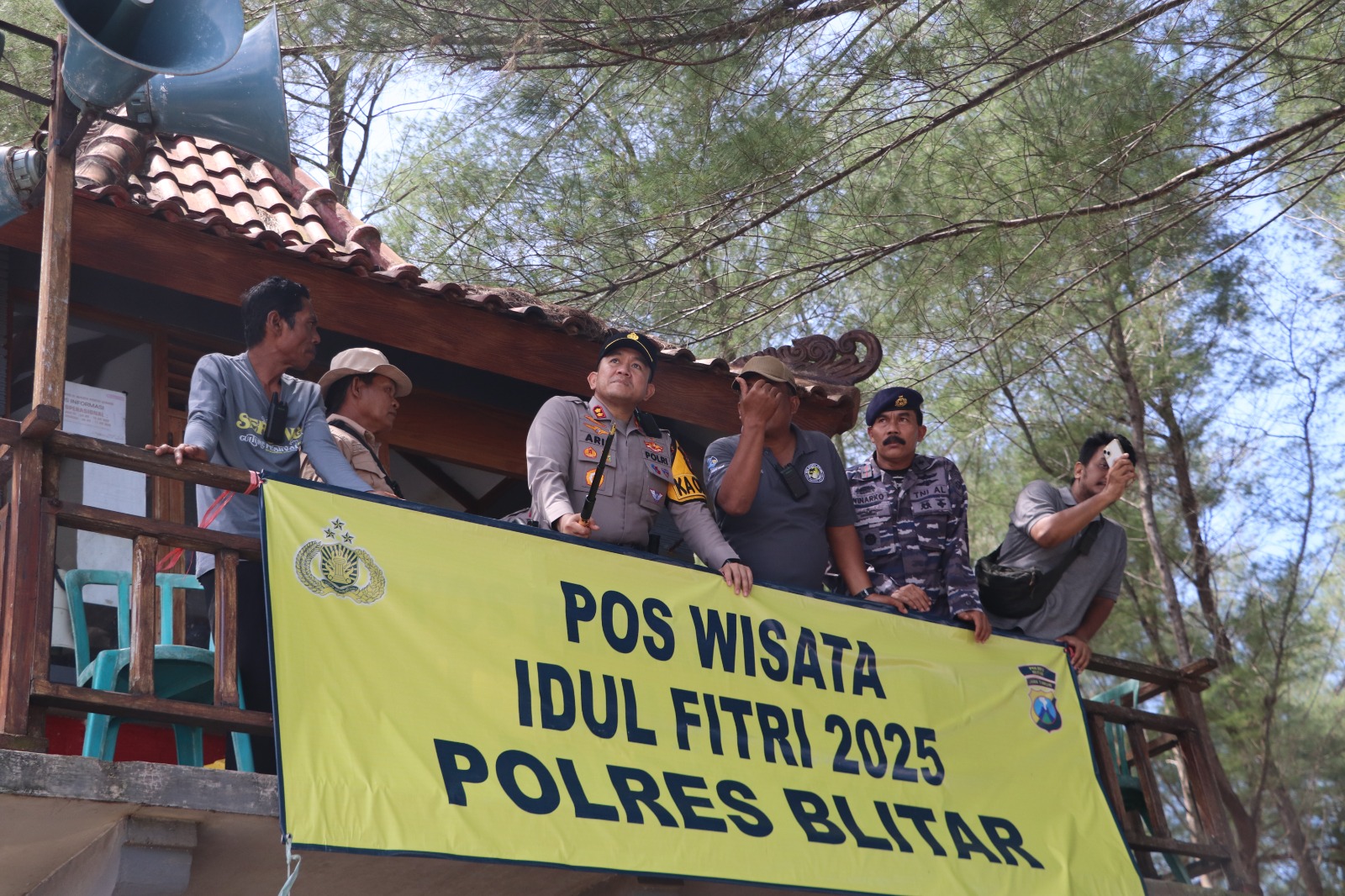 PANTAU WISATAWAN: Kapolres Blitar, AKBP Arif Fazlurahman (tiga dari kiri) bersama pengelola wisata Pantai Serang Blitar memantau kondisi wisatawan, Minggu (6/4/2025).