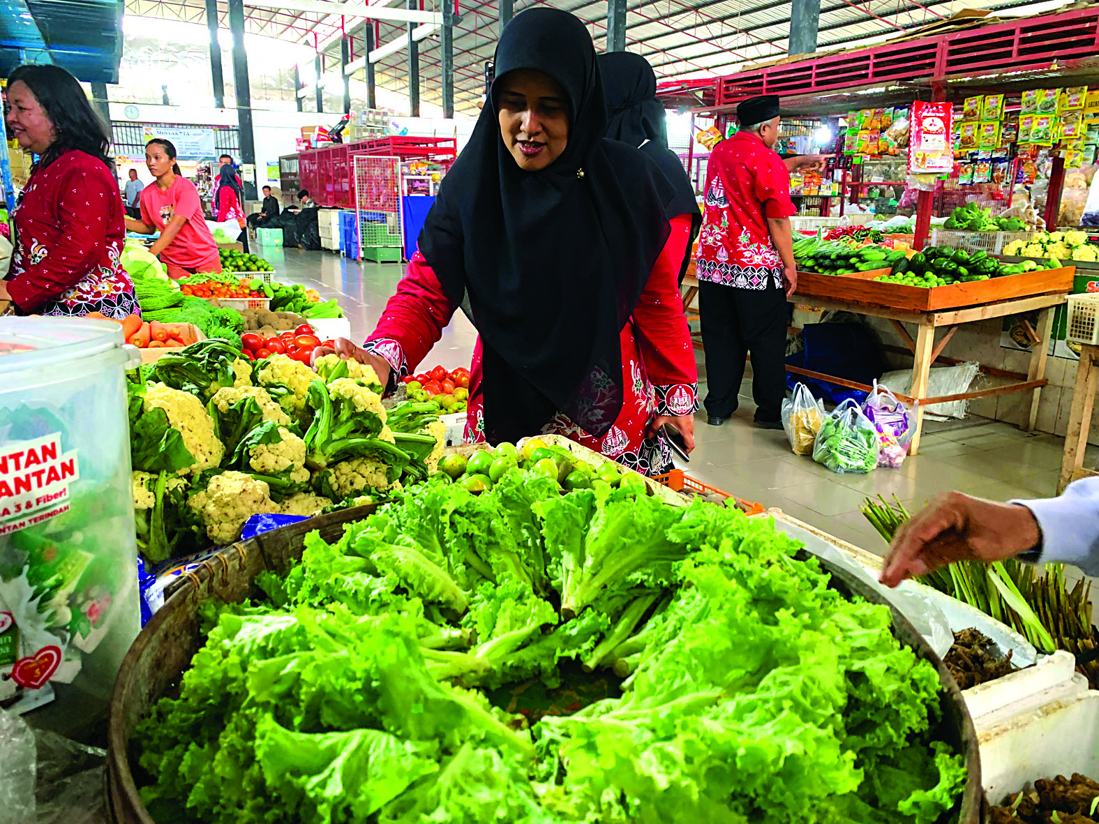 BANGKITKAN EKONOMI: ASN membeli sejumlah kebutuhan pokok di Pasar Pon menjelang Lebaran beberapa waktu lalu.