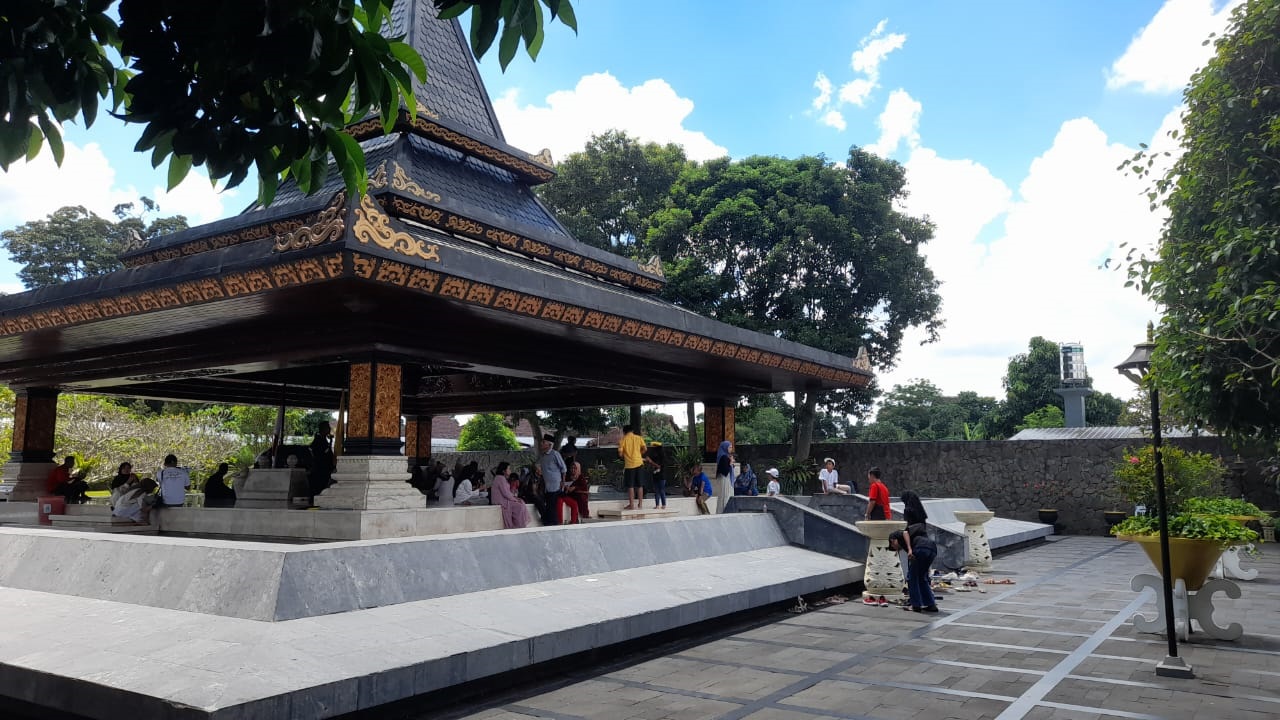 TURUN: Jumlah pengunjung Makam Bung Karno di Kota Blitar menurun di momen libur Lebaran 2025.