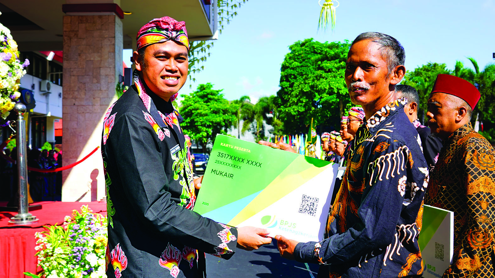 PEDULI: Wali Kota Blitar Mas Ibin menyerahkan bantuan kepesertaan BPJS Kesehatan kepada salah satu pekerja di momen upacara Peringatan Hari Jadi ke-119 Kota Blitar, Selasa (8/4/2025).