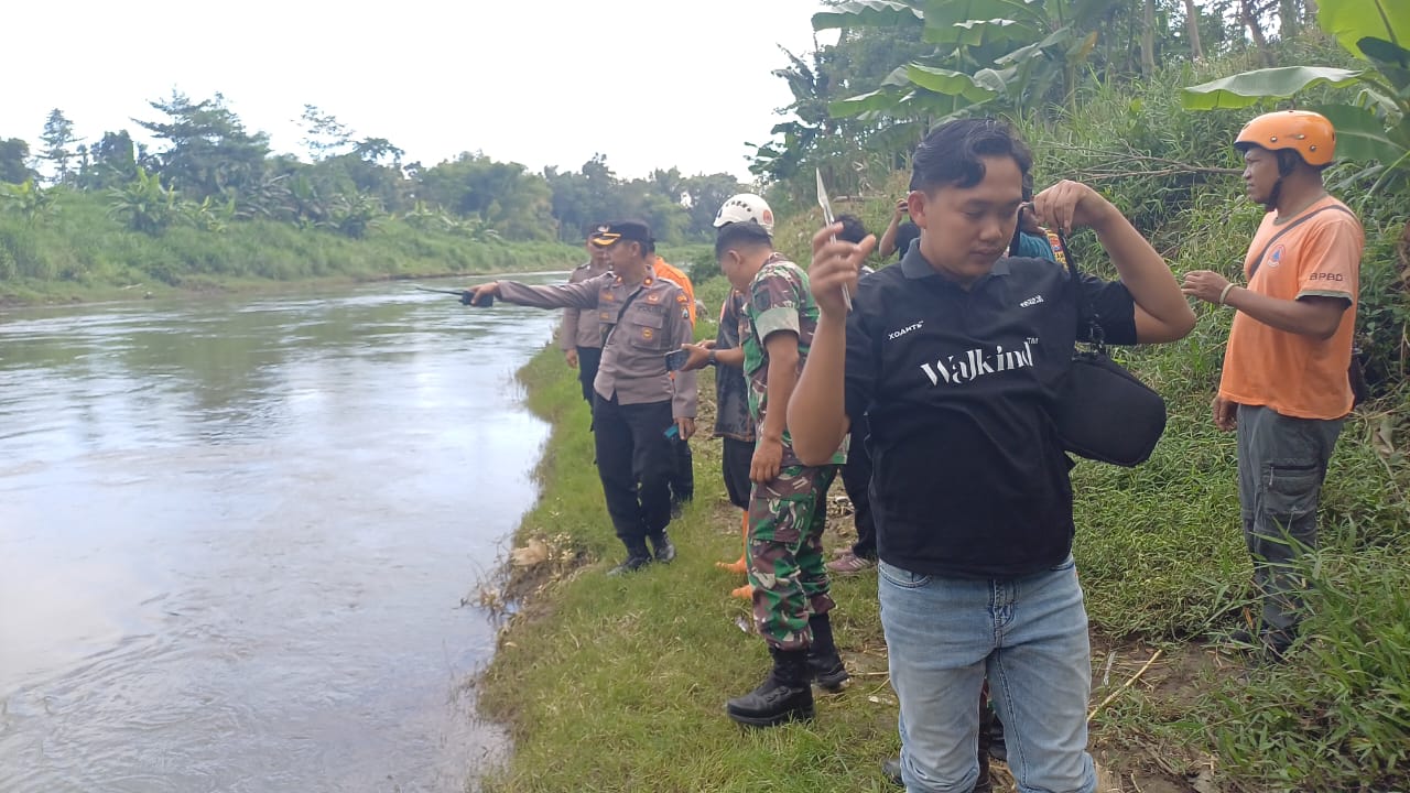 NAHAS: Polisi dan petugas gabungan terus mencari keberadaan pencari ikan yang hanyut di Sungai Brantas Blitar, Selasa (8/4/2025),