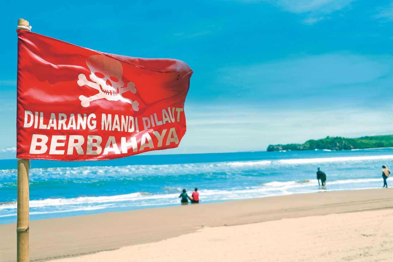 RAMAI: Wisatawan menikmati libur panjang di wisata Pantai Serang, Kecamatan Panggungrejo, Kabupaten Blitar.