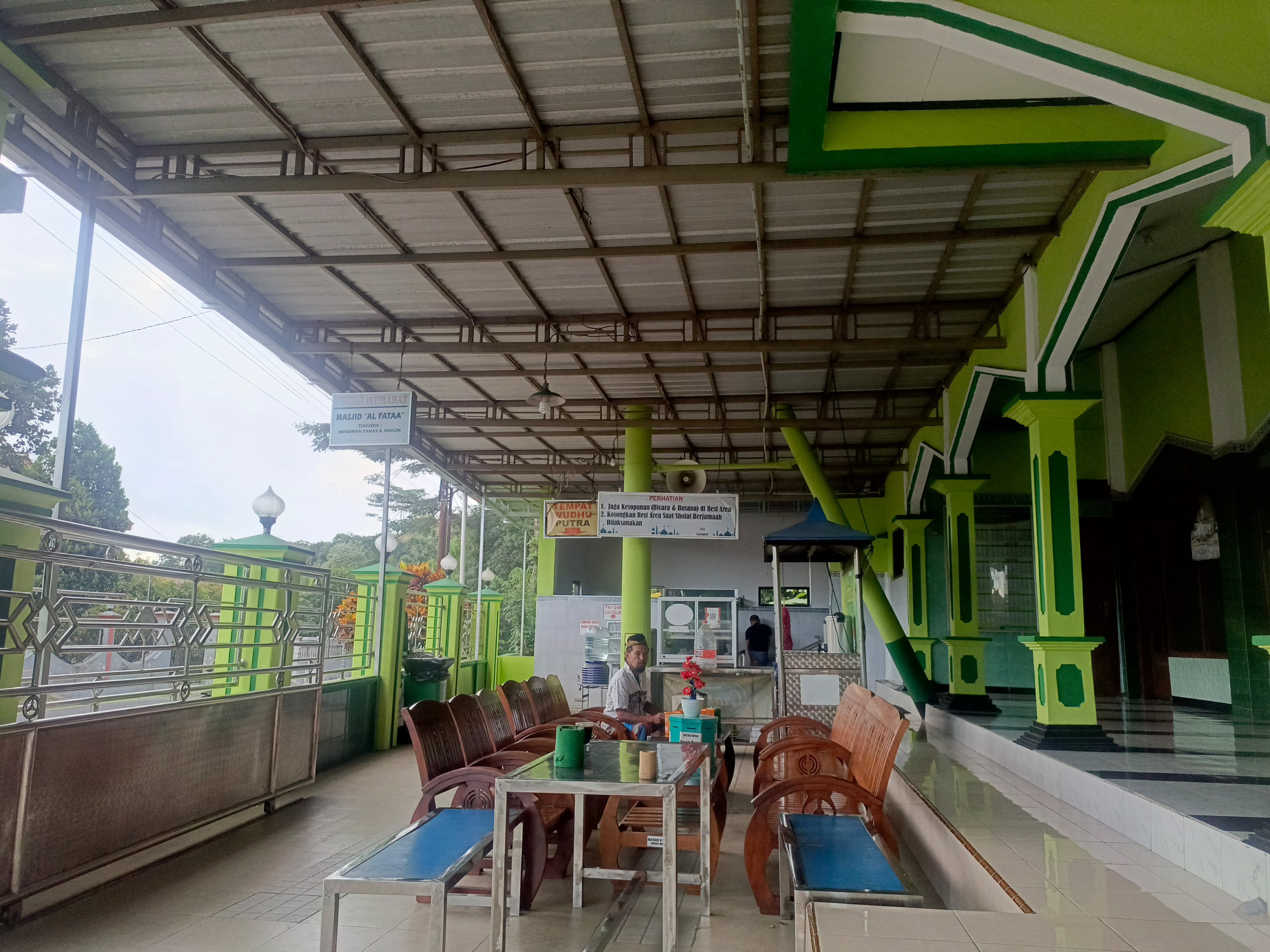 NYAMAN: Rest area yang tersedia di lingkungan Masjid Jami&rsquo; Al Fataa, Desa Mronjo, Kecamatan Selopuro.