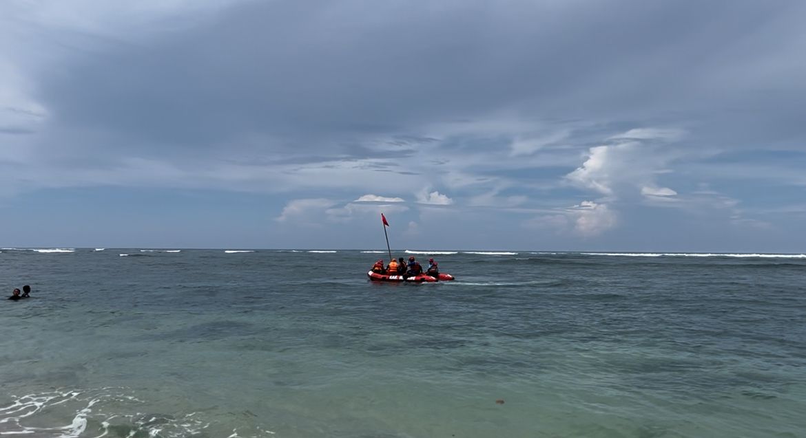 TERUS BERJUANG: Tim gabungan terus mencari keberadaan tiga santri yang tenggelam di Pantai Balekambang, Malang, Kamis (10/4/2025).