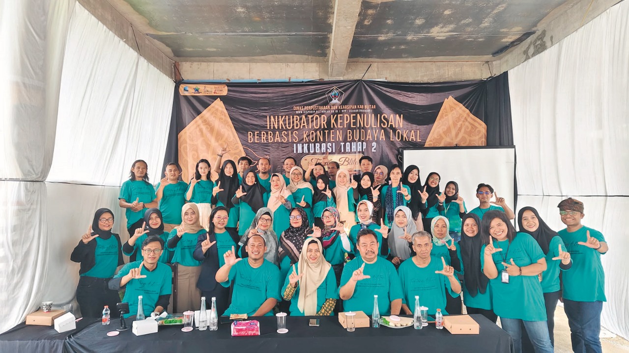BERKARYA: Panitia, narasumber, dan peserta Inkubator Kepenulisan Berbasis Konten Budaya Lokal di Dispusip Kabupaten Blitar pada Kamis (10/4/2025).