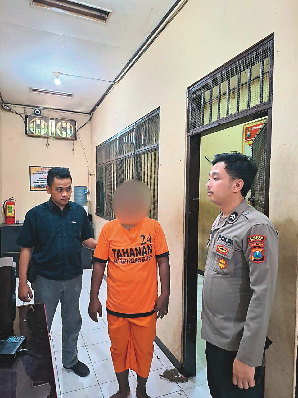 TEGA: Polisi menangkap EP, pelaku pembacokan terhadap mantan istrinya, yang kini mendekam di jeruji besi Polres Blitar.