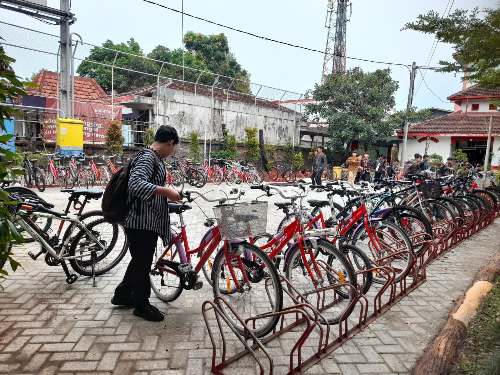 RAPI: Sejumlah sepeda gratis fasilitas dari Pemkot Blitar terparkir di halaman SMPN 1 Blitar.