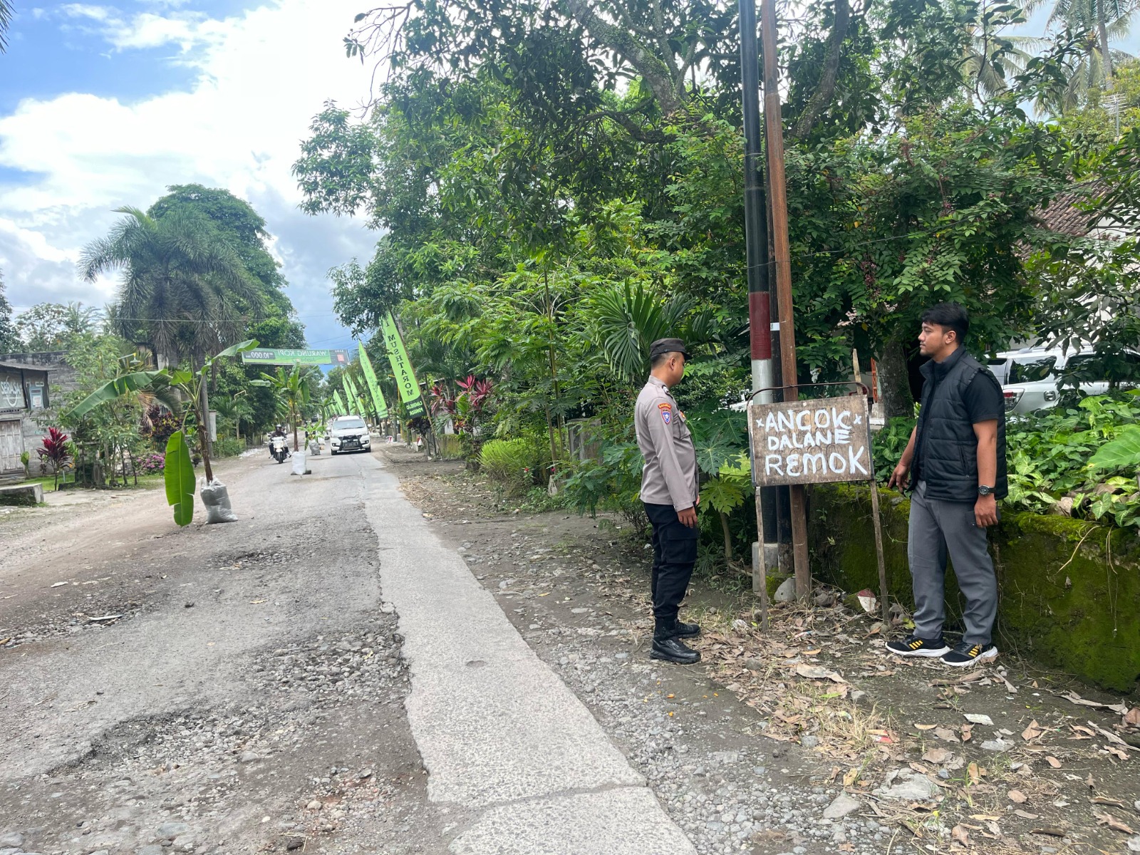 DIMINTA SABAR: Kondisi jalan rusak parah di Desa Candirejo, Ponggok, kabupaten Blitar yang segera diperbaiki tahun ini.