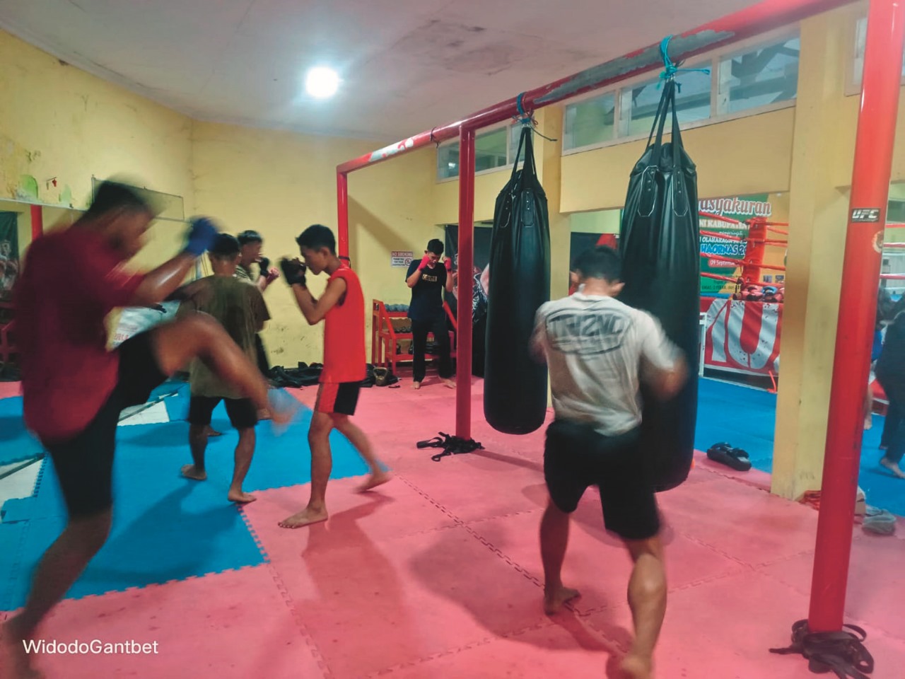 KASIH KERAS: Atlet muaythai Blitar berlatih untuk persiapan Porprov Jatim 2025.