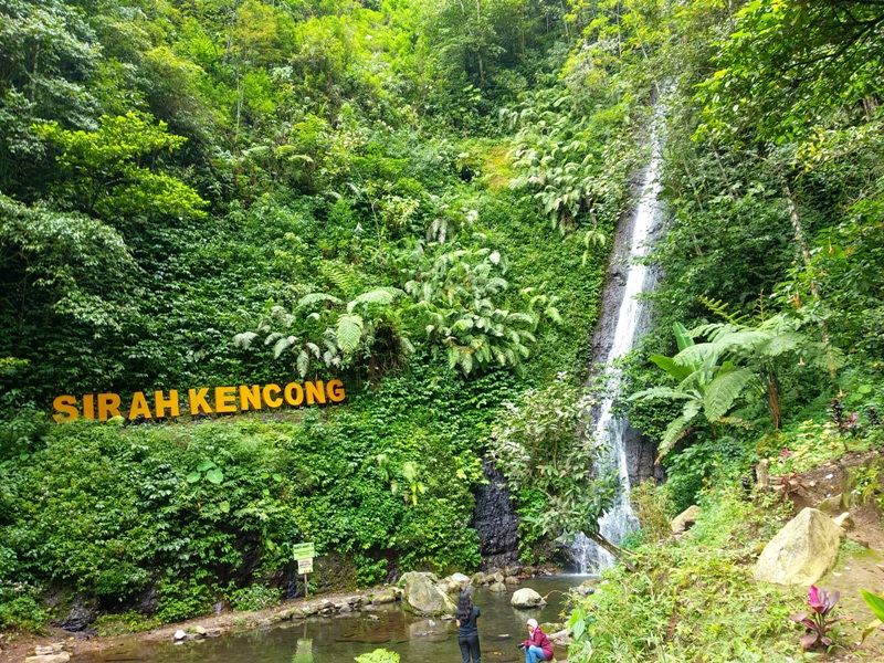 SEJUK: Pesona air terjun di perkebunan Sirah Kencong Kabupaten Blitar.