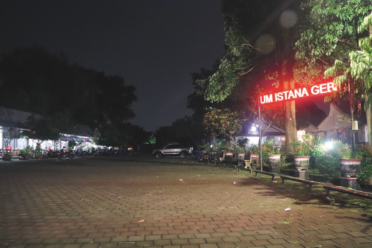 GELAP: Kondisi lahan parkiran Istana Gebang yang minim penerangan sehingga terkesan kurang menarik.